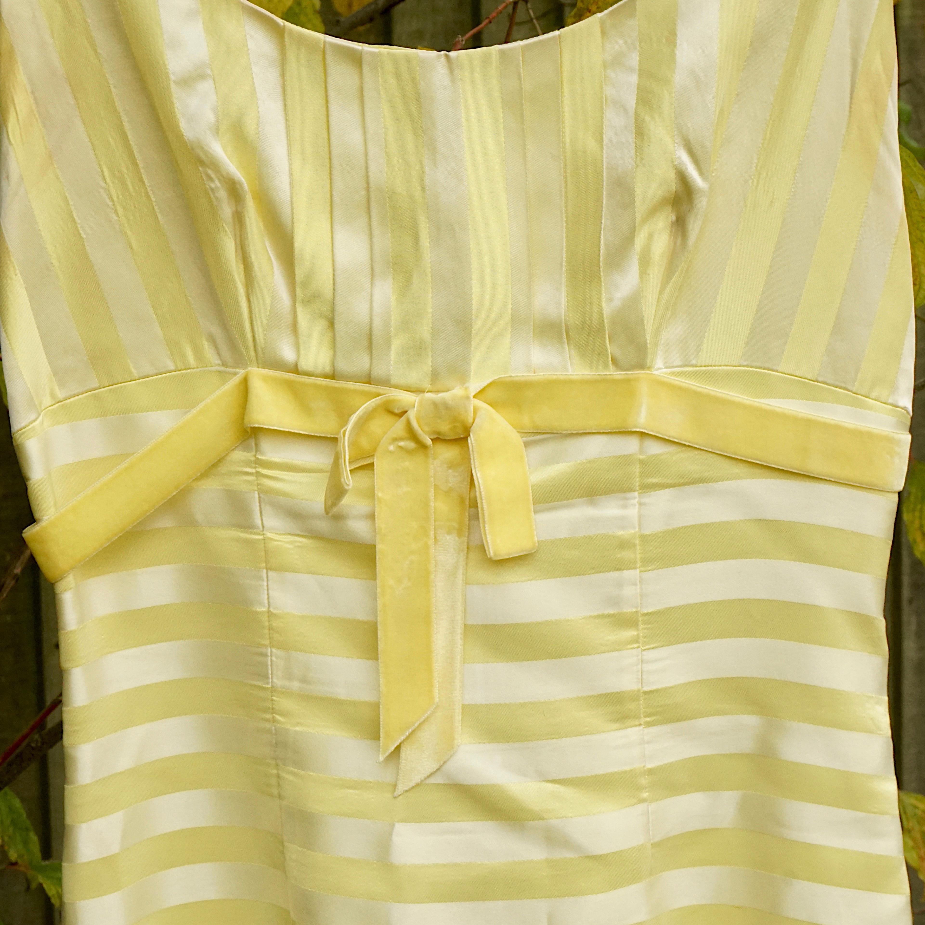 Beige Robe longue en satin rayé jaune citron faite à la main avec un nœud en velours, années 1960 en vente