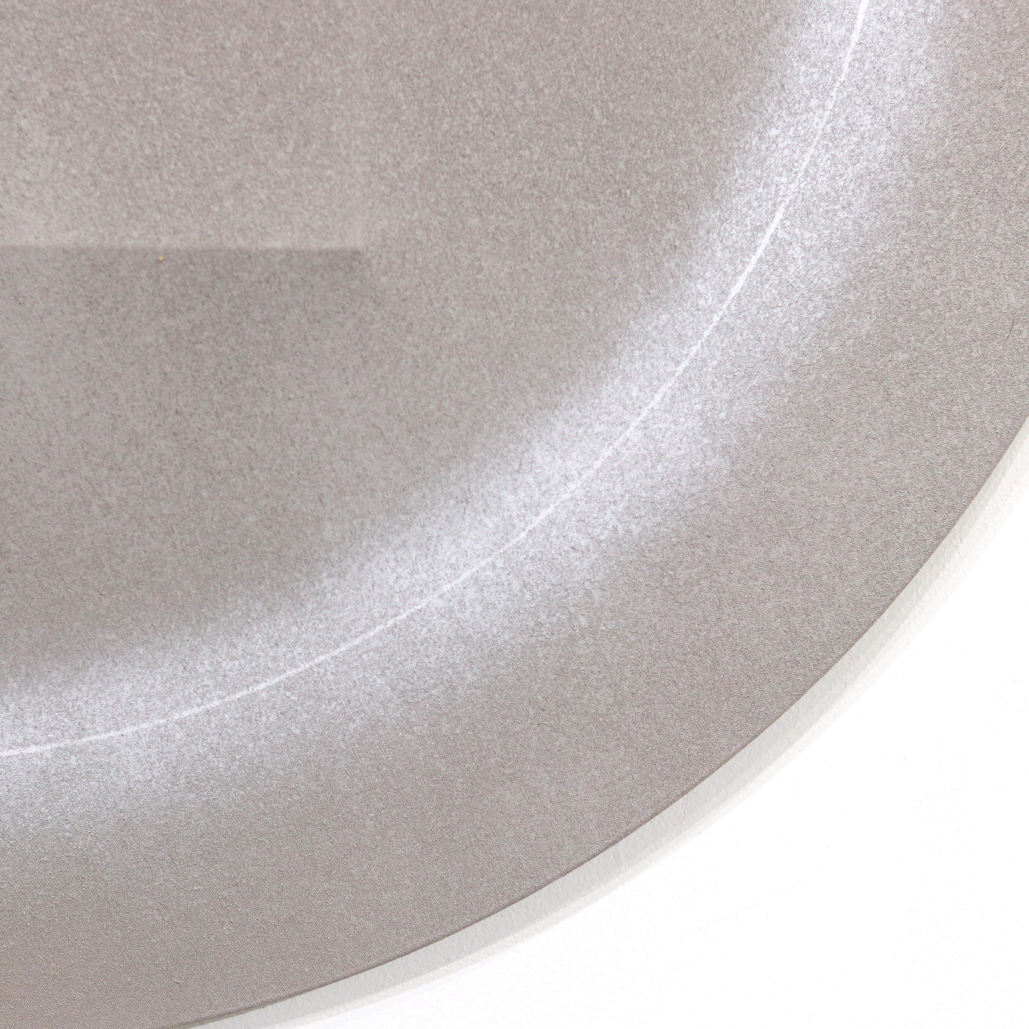 Disk mit flüchtigem Corona - Abstraktes minimalistisches skulpturales Kunstwerk (Post-Minimalismus), Sculpture, von Len Klikunas