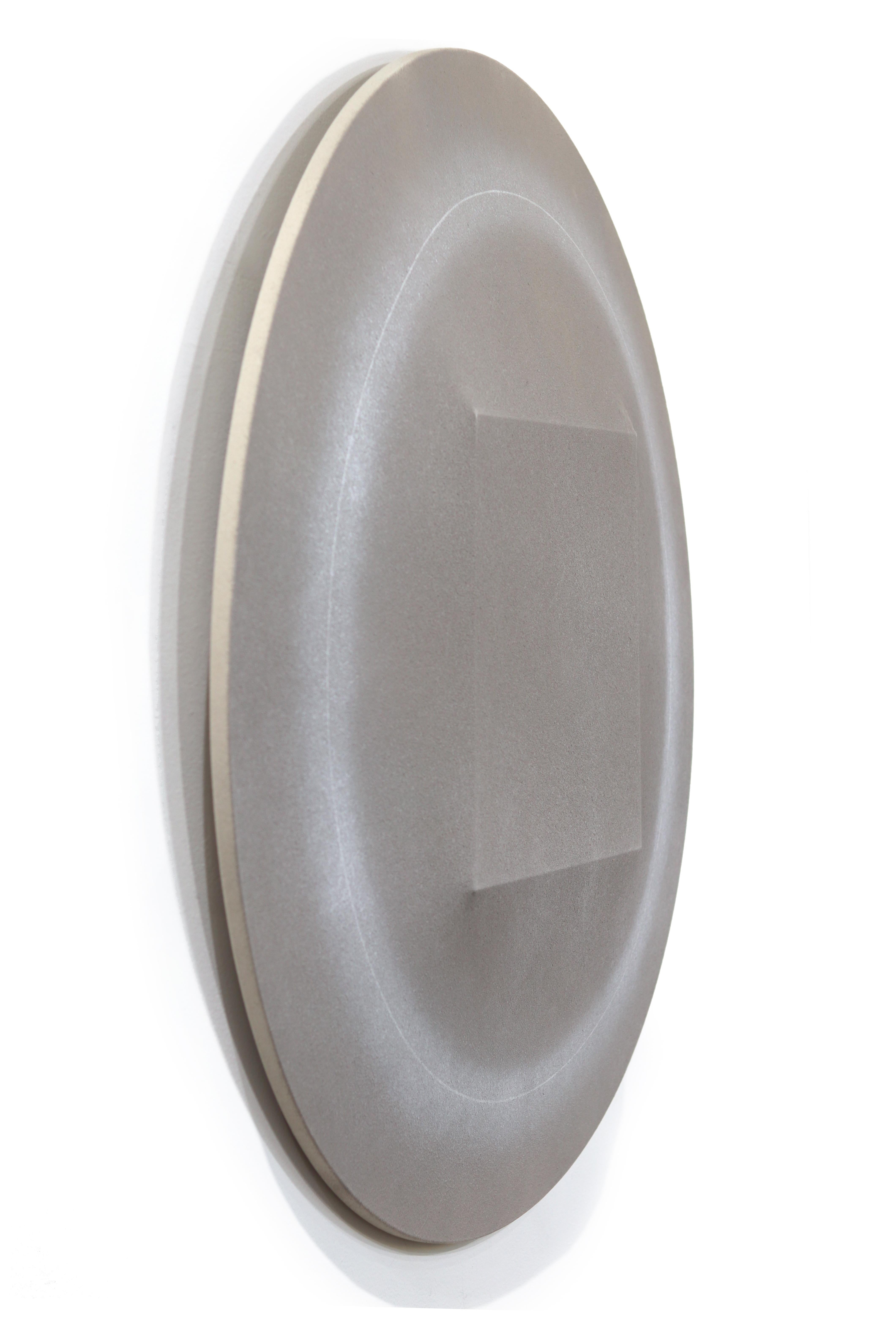 Disk mit flüchtigem Corona - Abstraktes minimalistisches skulpturales Kunstwerk (Braun), Abstract Sculpture, von Len Klikunas