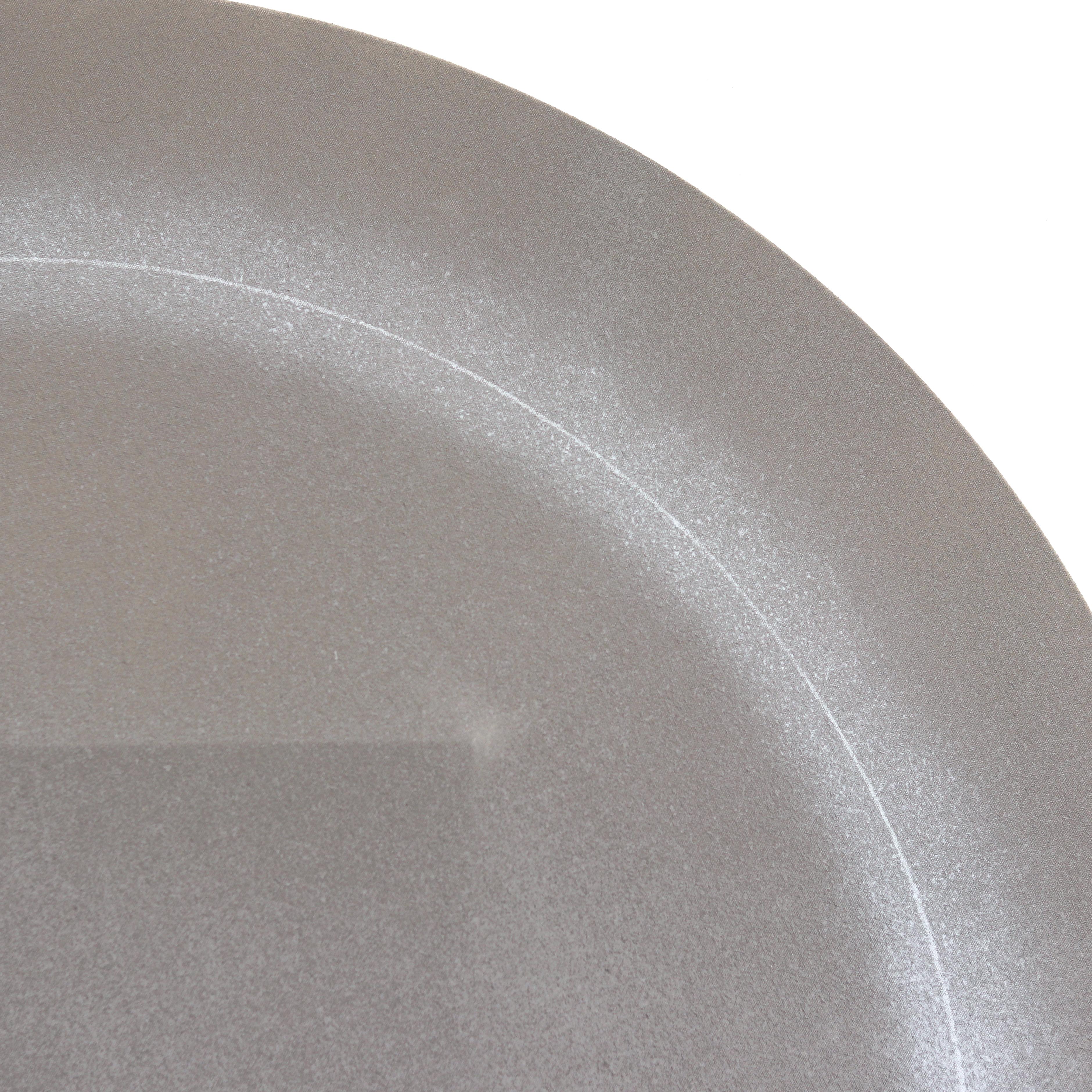 Disk mit flüchtigem Corona - Abstraktes minimalistisches skulpturales Kunstwerk im Angebot 2