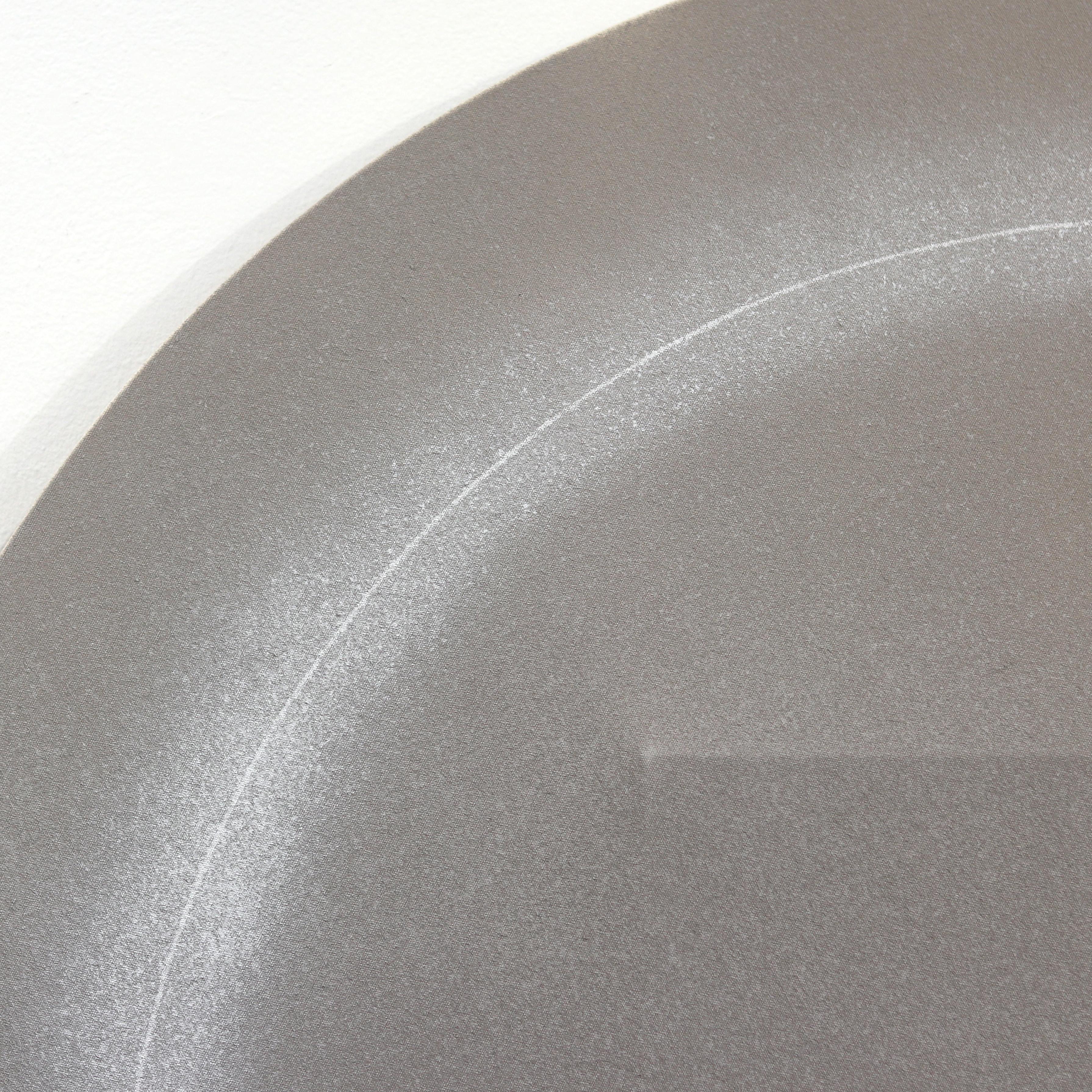 Disk mit flüchtigem Corona - Abstraktes minimalistisches skulpturales Kunstwerk im Angebot 3