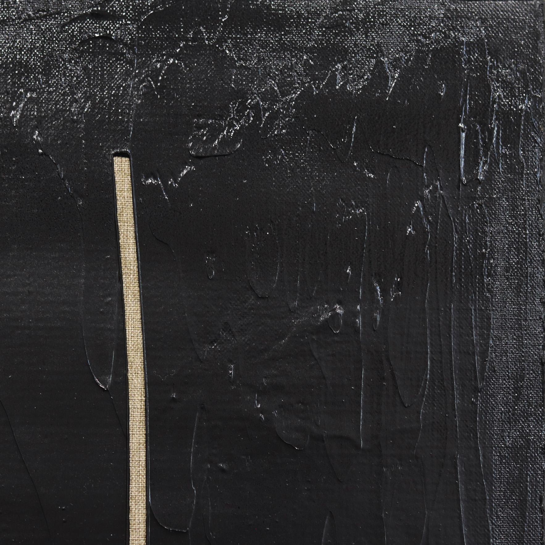 Pictograma de Ébano 5 - Obra de Arte Minimalista Monocromática sobre Lienzo de Lino en venta 3