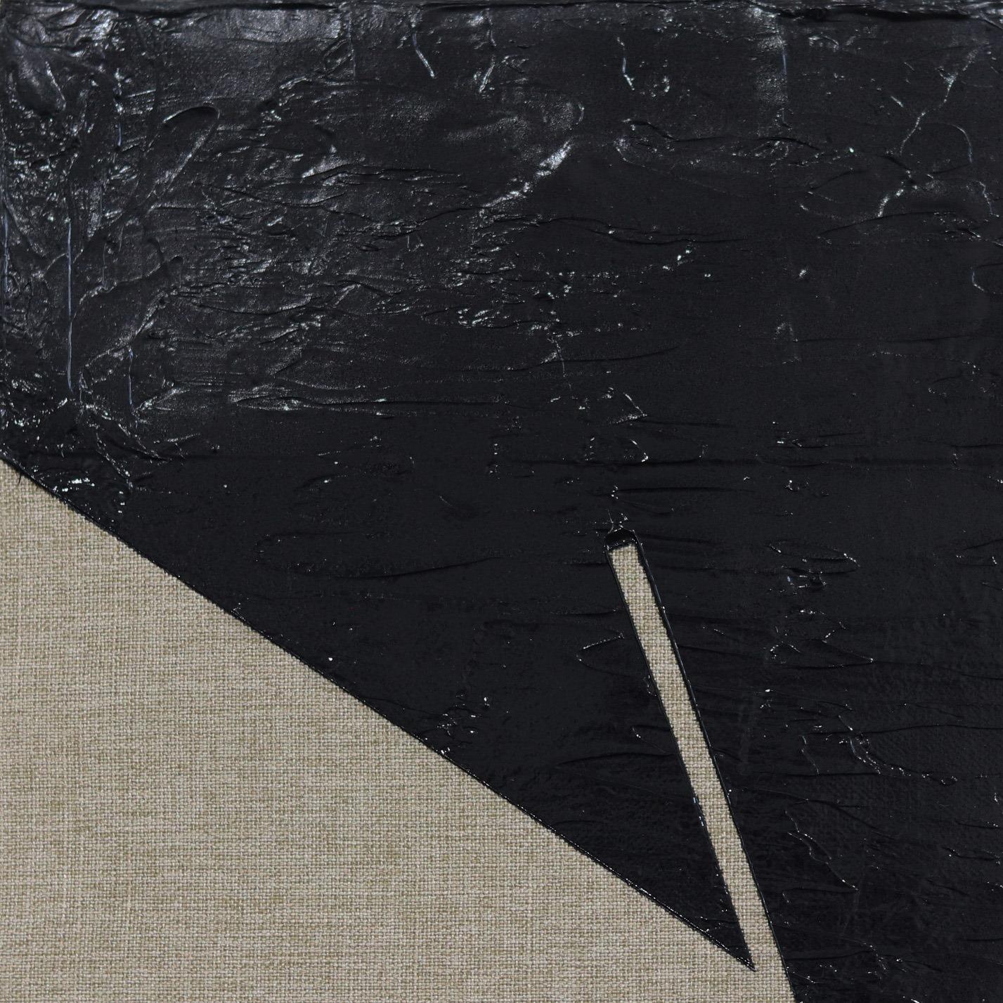 Pictograma de Ébano 6 - Obra de Arte Minimalista Monocromática sobre Lienzo de Lino en venta 1
