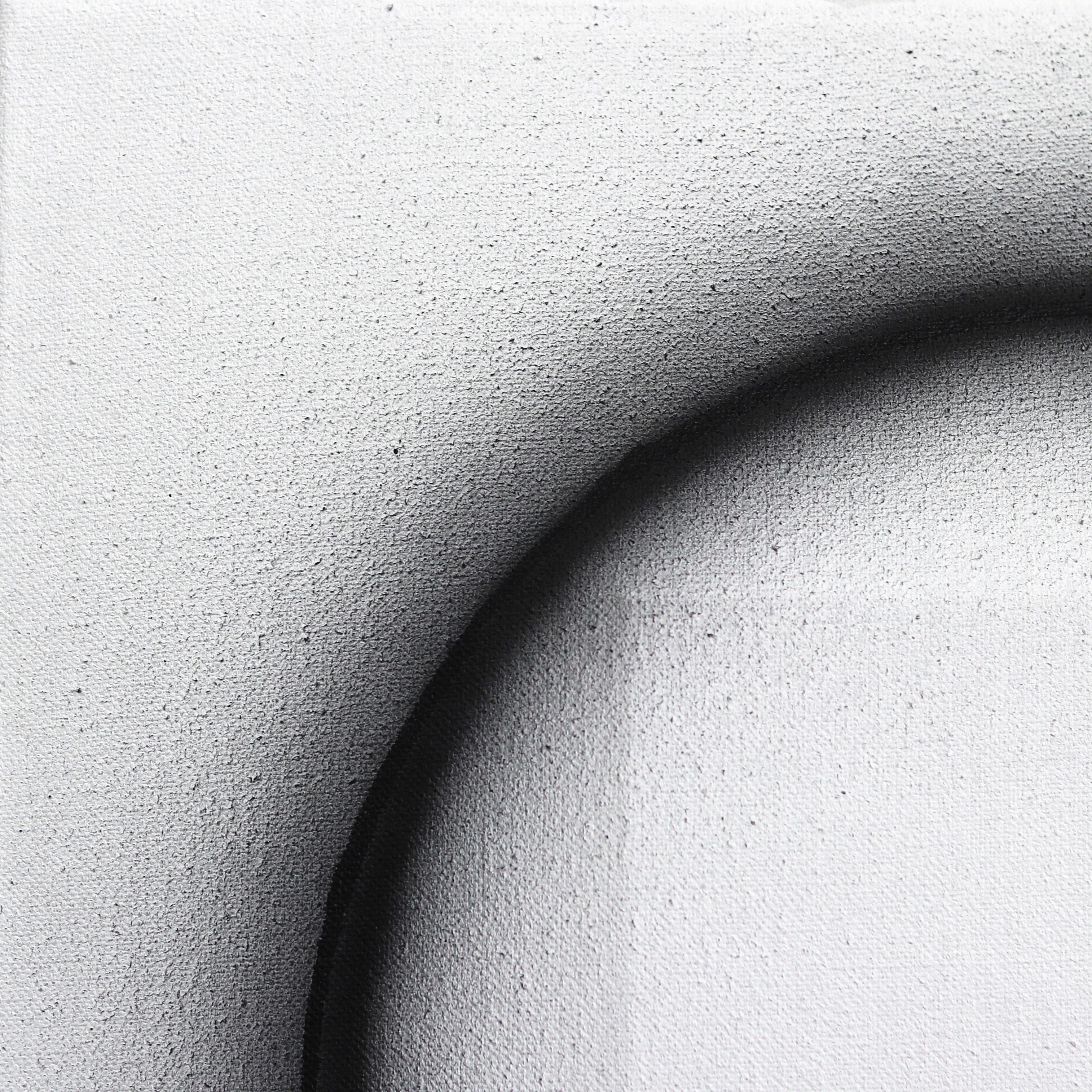 Fuera y Fuera - Obra de Arte Minimalista Abstracta Escultórica Negro Blanco 3D - Painting Abstracto de Len Klikunas