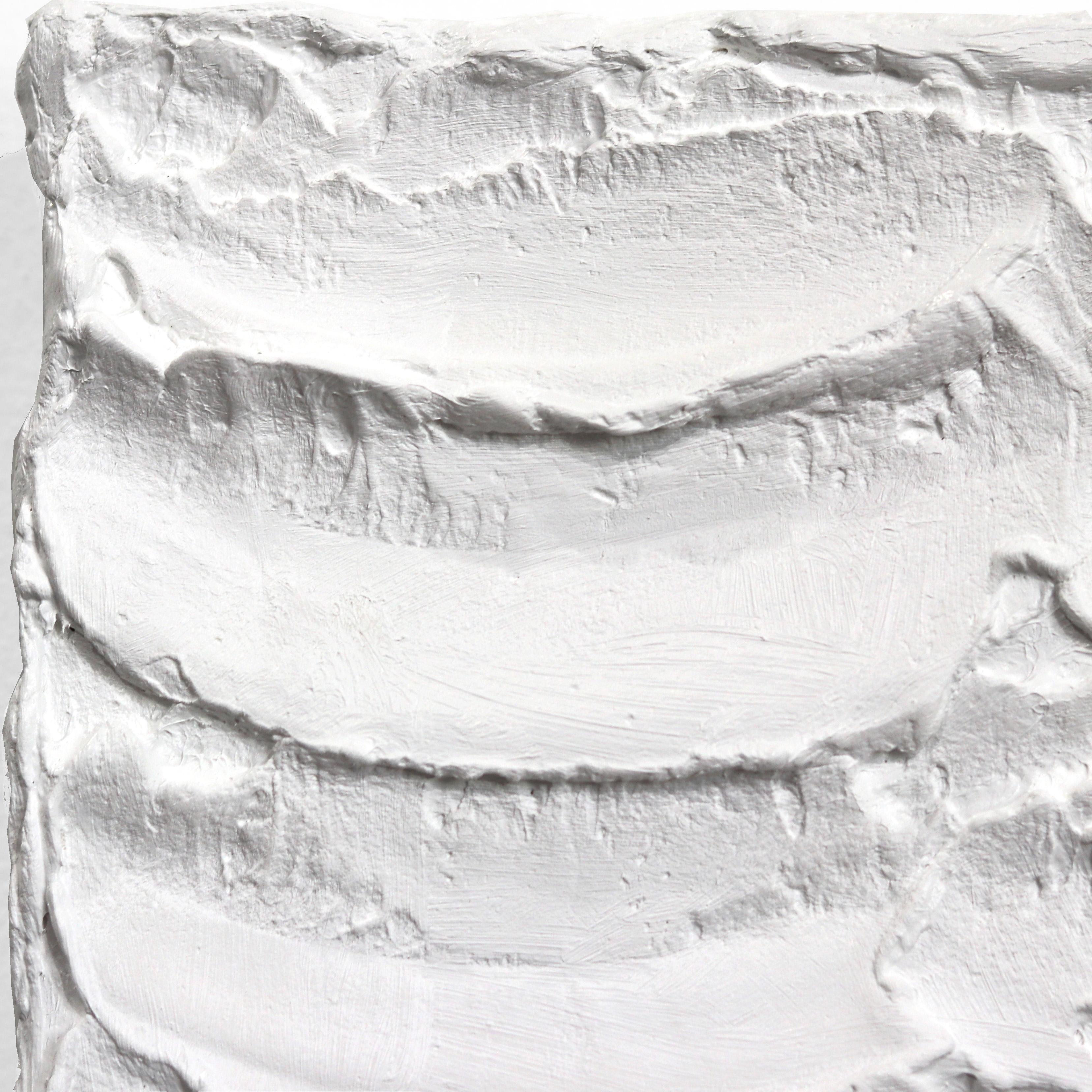 Rugged Elements #3 – Weißes strukturiertes minimalistisches skulpturales Kunstwerk auf Leinwand (Minimalistisch), Sculpture, von Len Klikunas