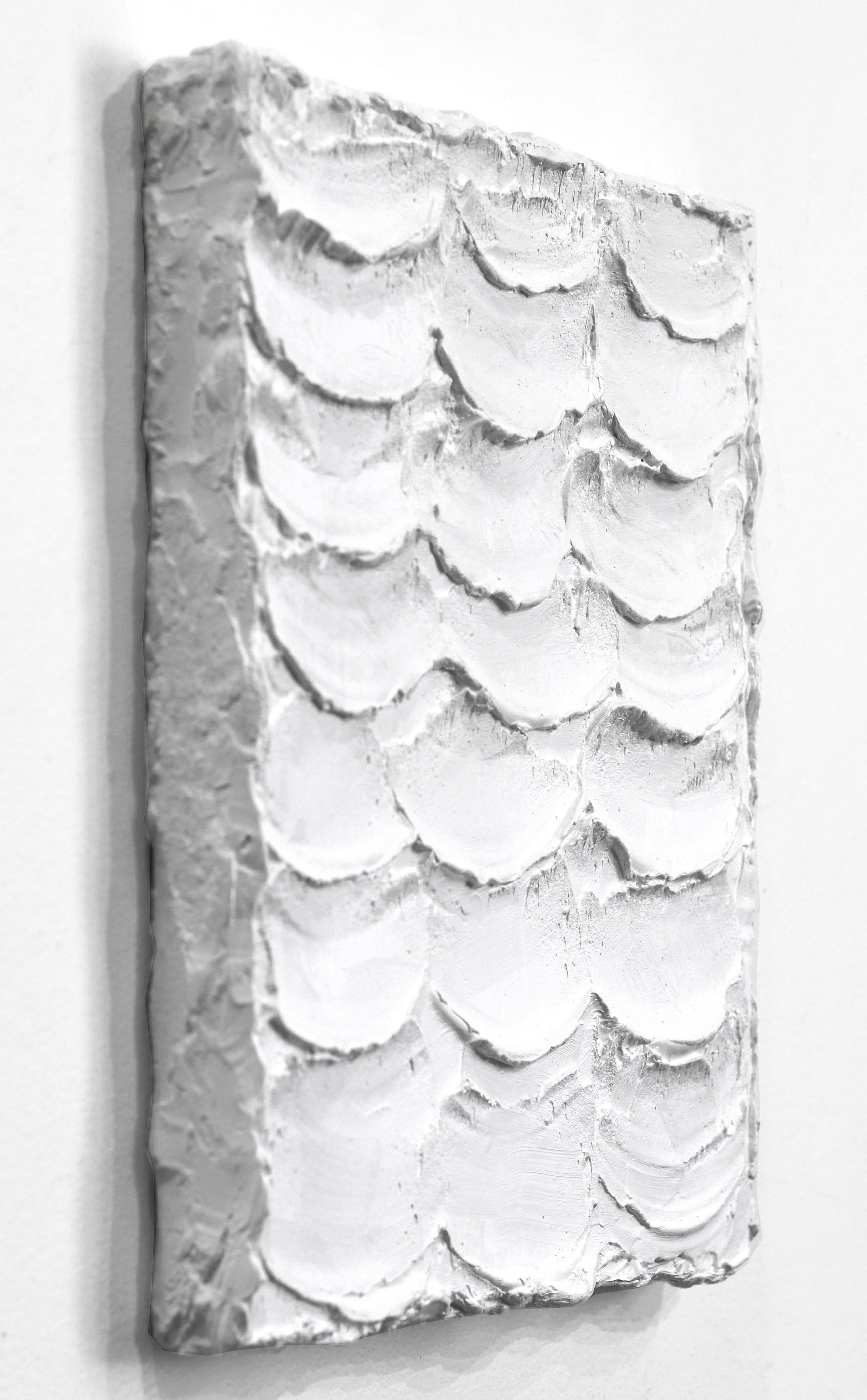 Rugged Elements #3 – Weißes strukturiertes minimalistisches skulpturales Kunstwerk auf Leinwand (Grau), Abstract Sculpture, von Len Klikunas