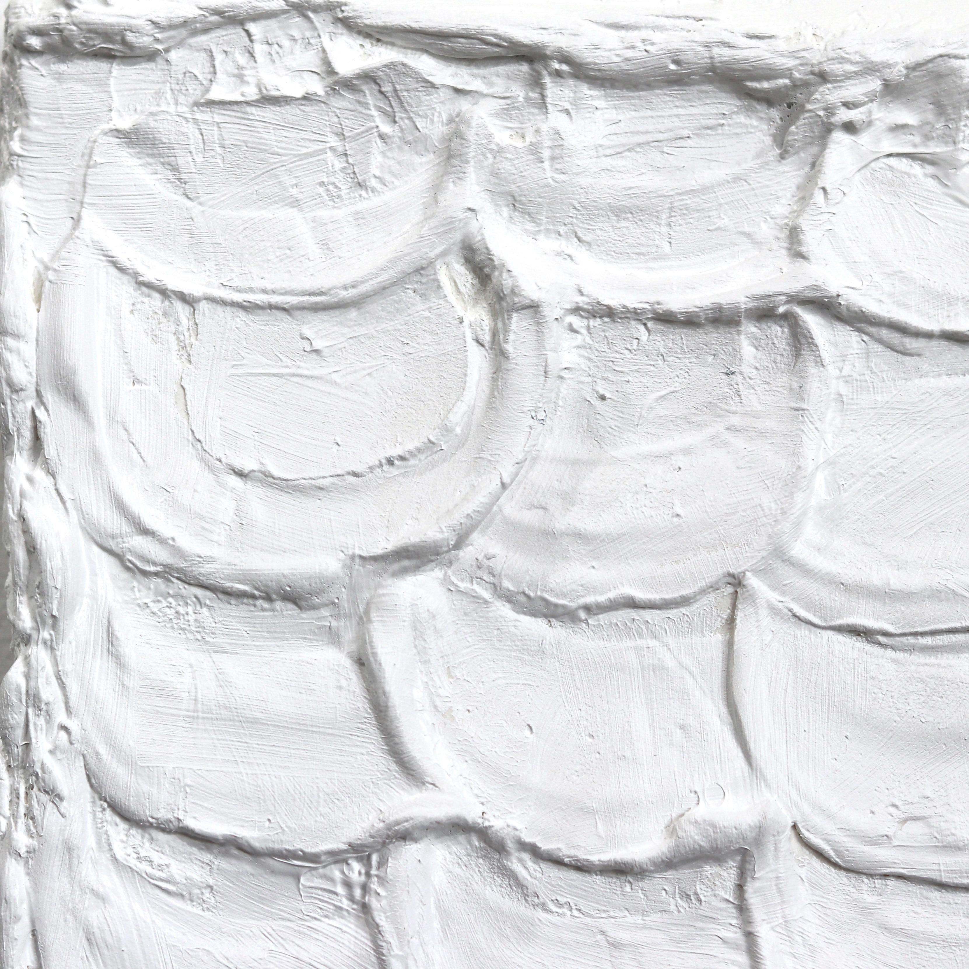 Rugged Elements #5 – Weißes abstraktes, minimalistisches Kunstwerk mit dicker Textur auf Leinwand (Minimalistisch), Painting, von Len Klikunas