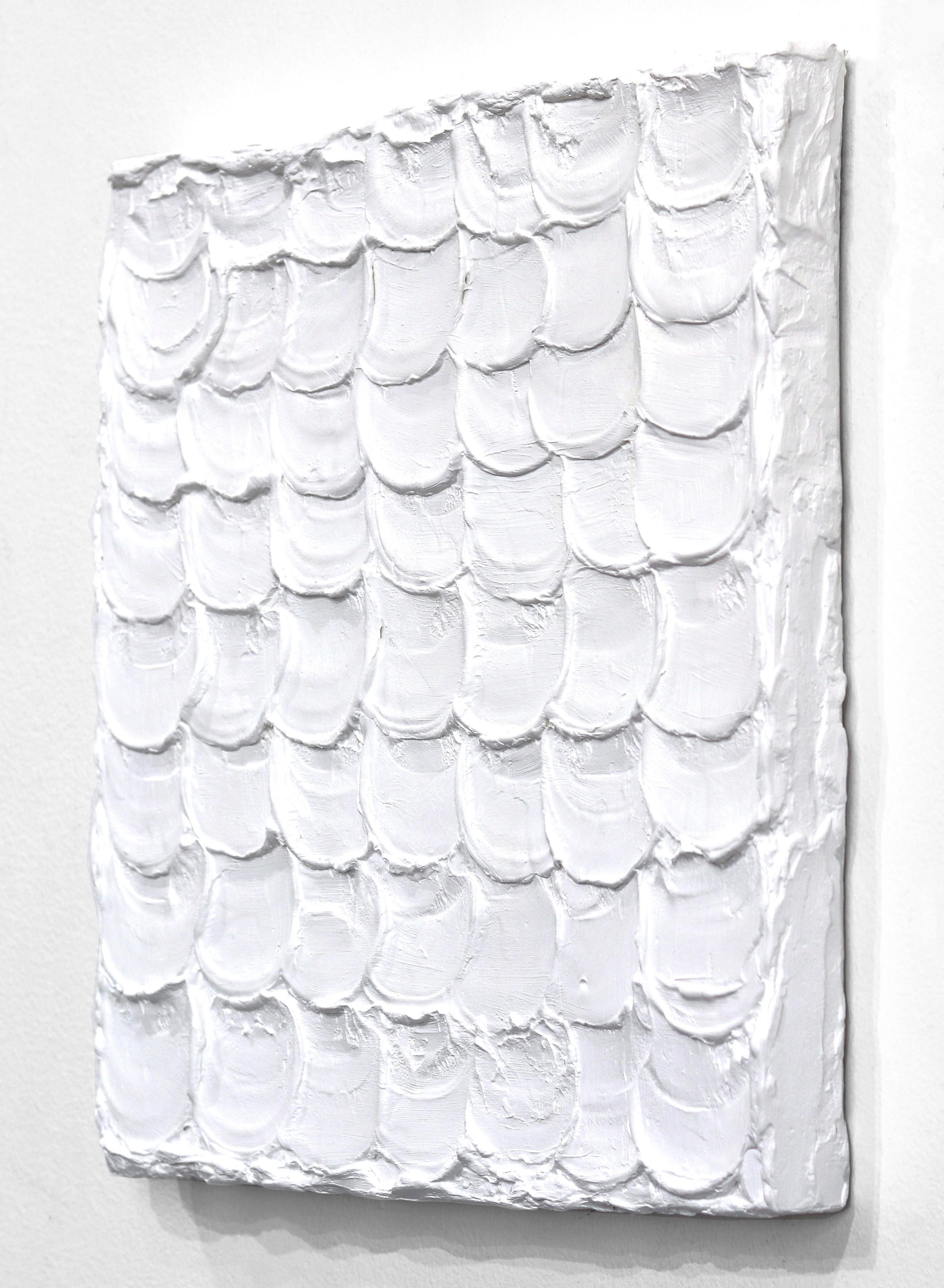 Rugged Elements #5 – Weißes abstraktes, minimalistisches Kunstwerk mit dicker Textur auf Leinwand (Grau), Abstract Painting, von Len Klikunas