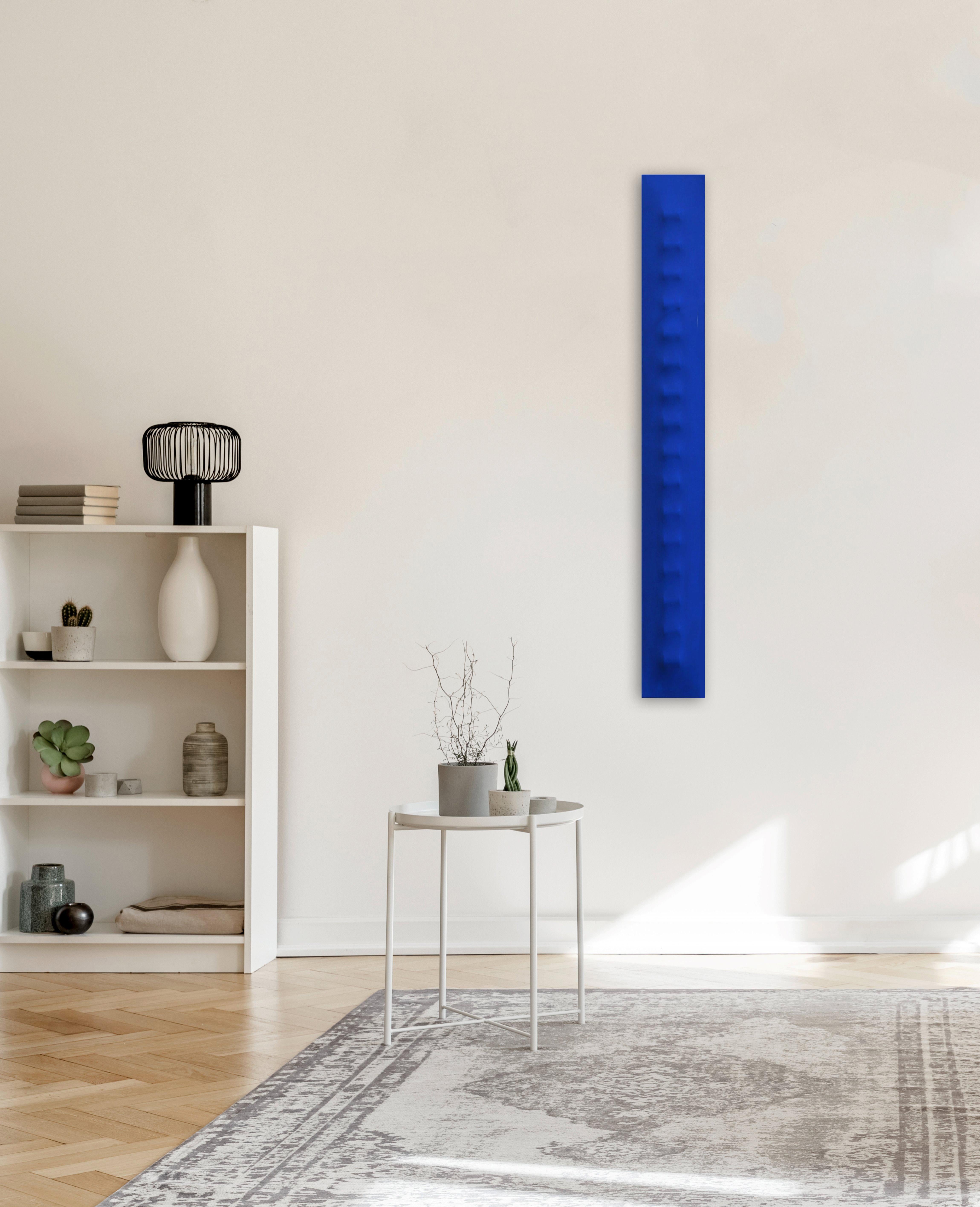 Slims CNB – Dreidimensionales, minimalistisches, abstraktes Wandgemälde in Blau – Painting von Len Klikunas