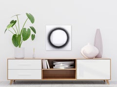 Ohne Frage - Skulpturaler Minimalismus Schwarzer Kreis über weißem Quadrat Kunstwerk