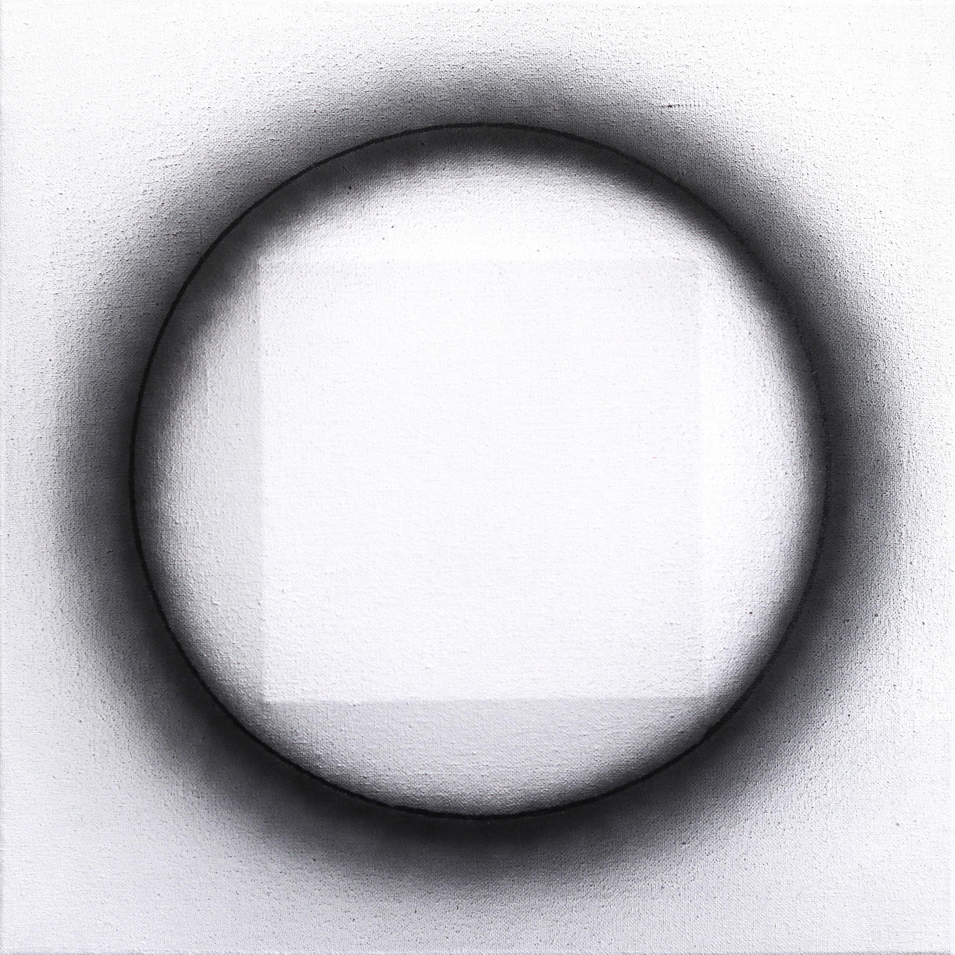 Without Question - Escultura Minimalista Círculo Negro sobre Cuadrado Blanco - Mixed Media Art de Len Klikunas