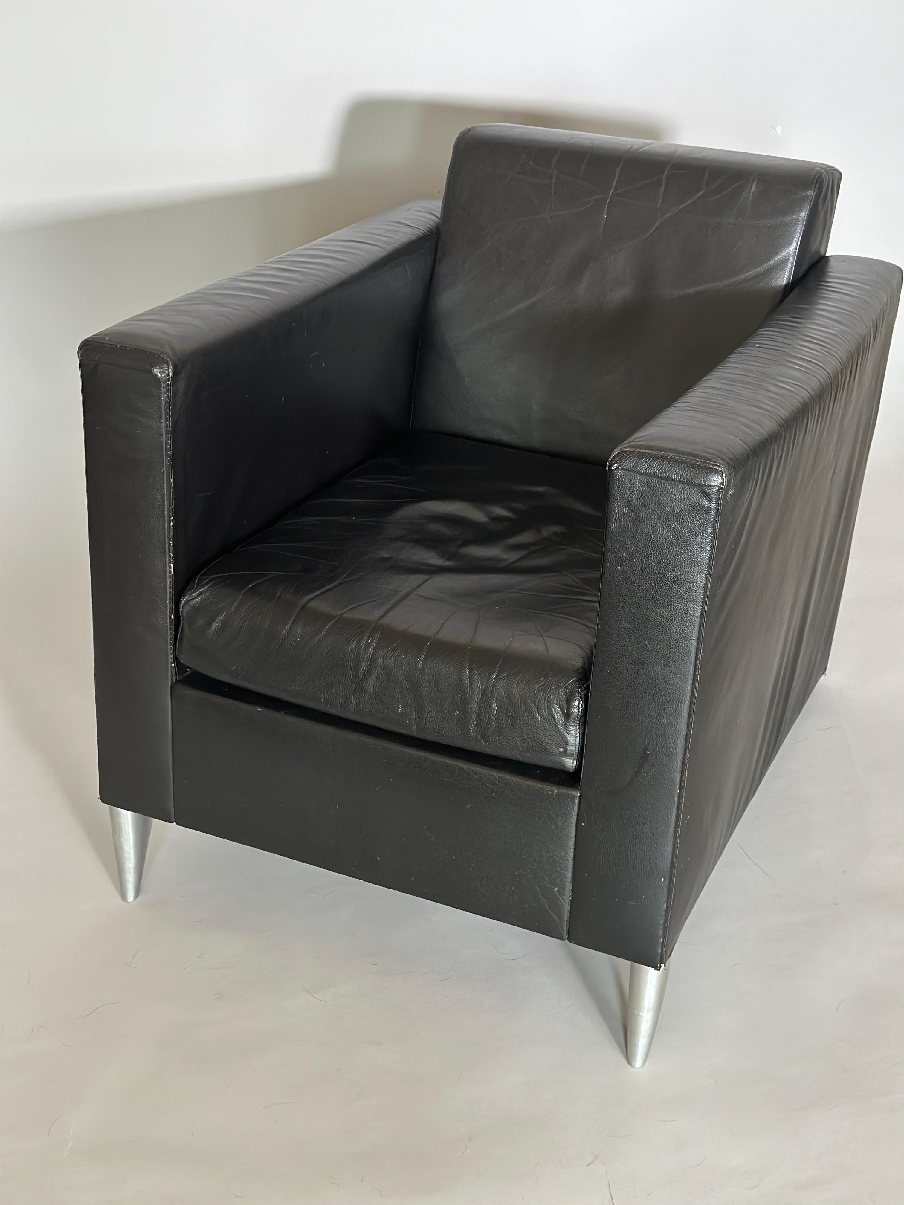 Philippe Starck, Stuhl aus Leder Lounge. 1986 entworfener, tiefer Loungesessel, Vorderseite mit Aluminiumfüßen, geprägtem 