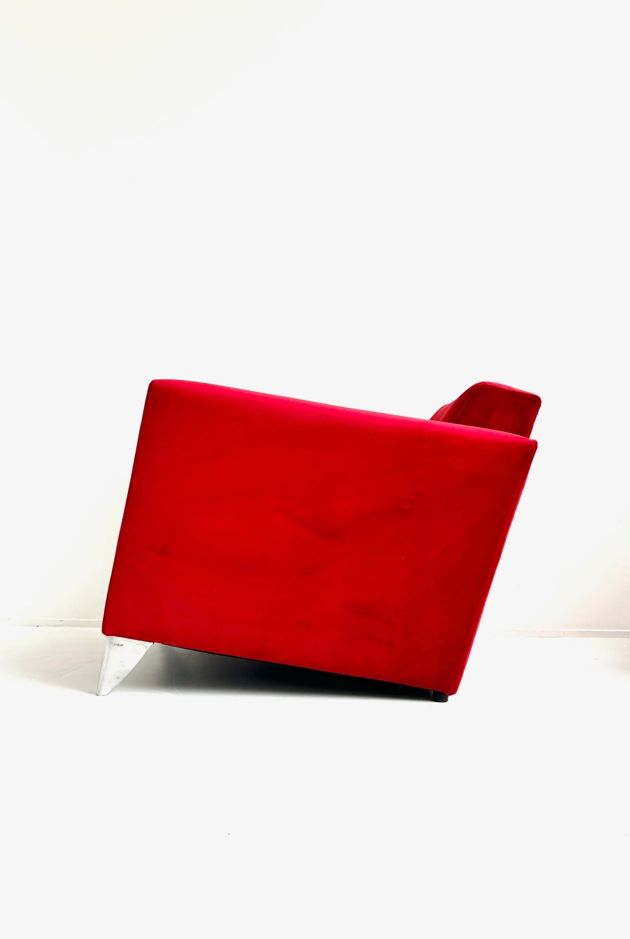 Fauteuil « Len Niggelman » en velours, Philippe Starck, Driade, 1985

Philippe Starck, fauteuil en velours rouge.
 Conçue en 1986, cette chaise de salon profonde présente des pieds en aluminium, estampillés 