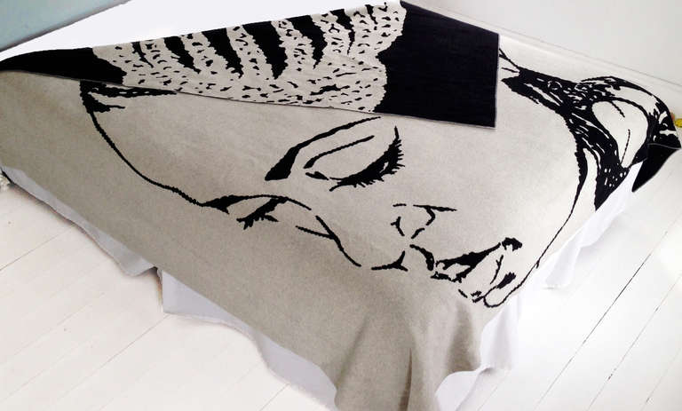 Diese Decke aus Wolle und Baumwolle von der berühmten Künstlerin Mickalene Thomas passt auf ein Bett für eine Königin oder einen König, oder sie eignet sich fantastisch als Wandbehang.

Diese in Zusammenarbeit mit Pendleton Mills produzierte Decke