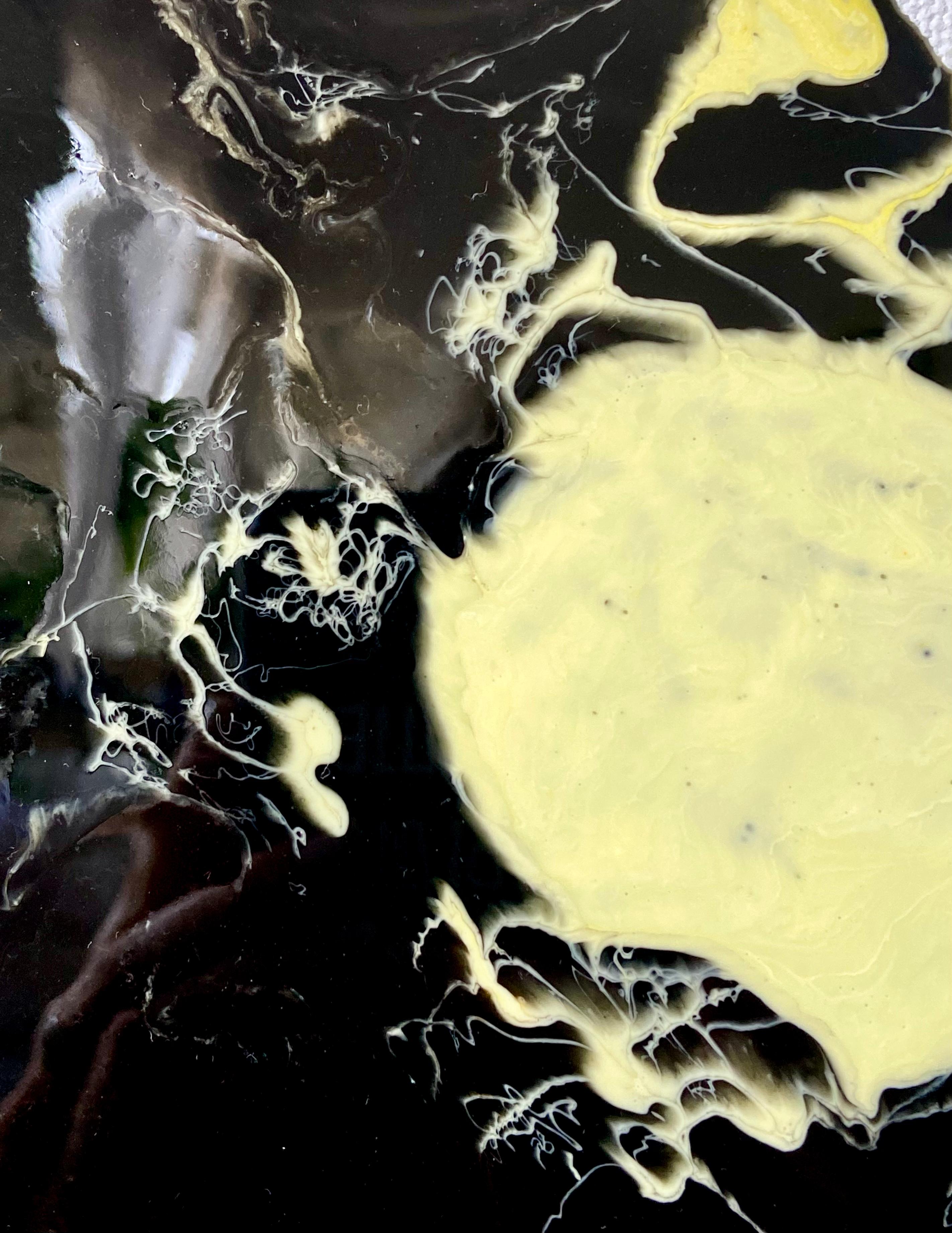Alla ricerca della pace - arte d'astrazione realizzata in blu, giallo, nero e bianco - Abstract Painting Nero di Lena Cher
