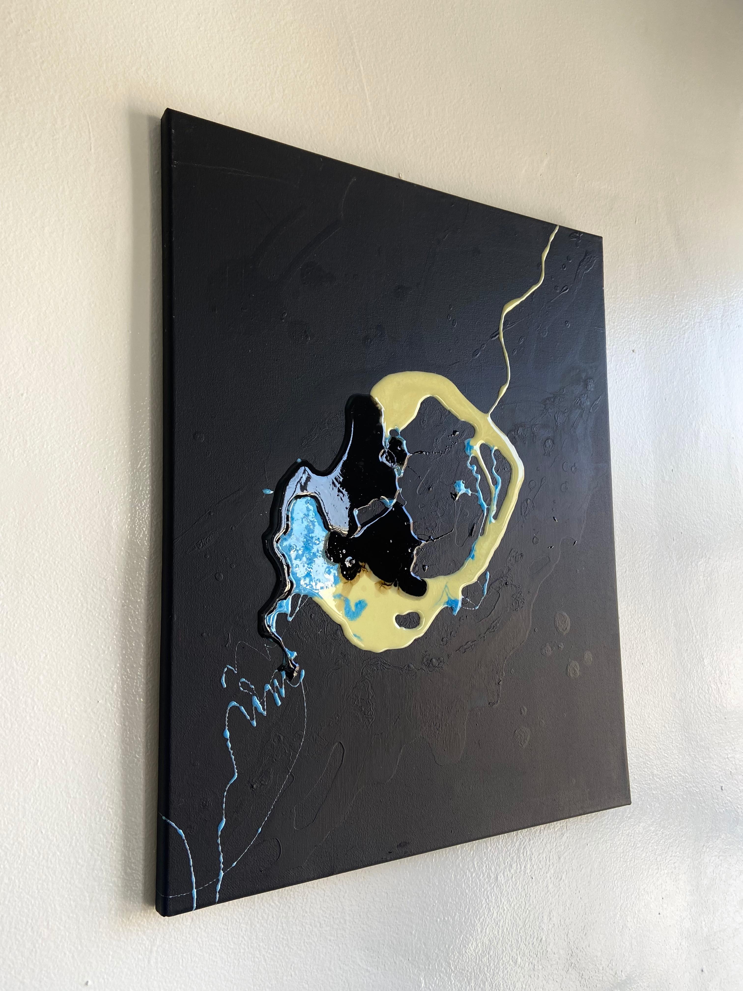 Face liquide - art d'abstraction réalisé en bleu, jaune, noir et blanc - Noir Abstract Painting par Lena Cher
