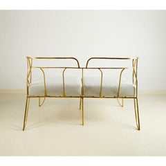 Lena 2-Sitzer Sofa - Skulpturales Gestell aus Messing mit weißem Bezug von Misaya