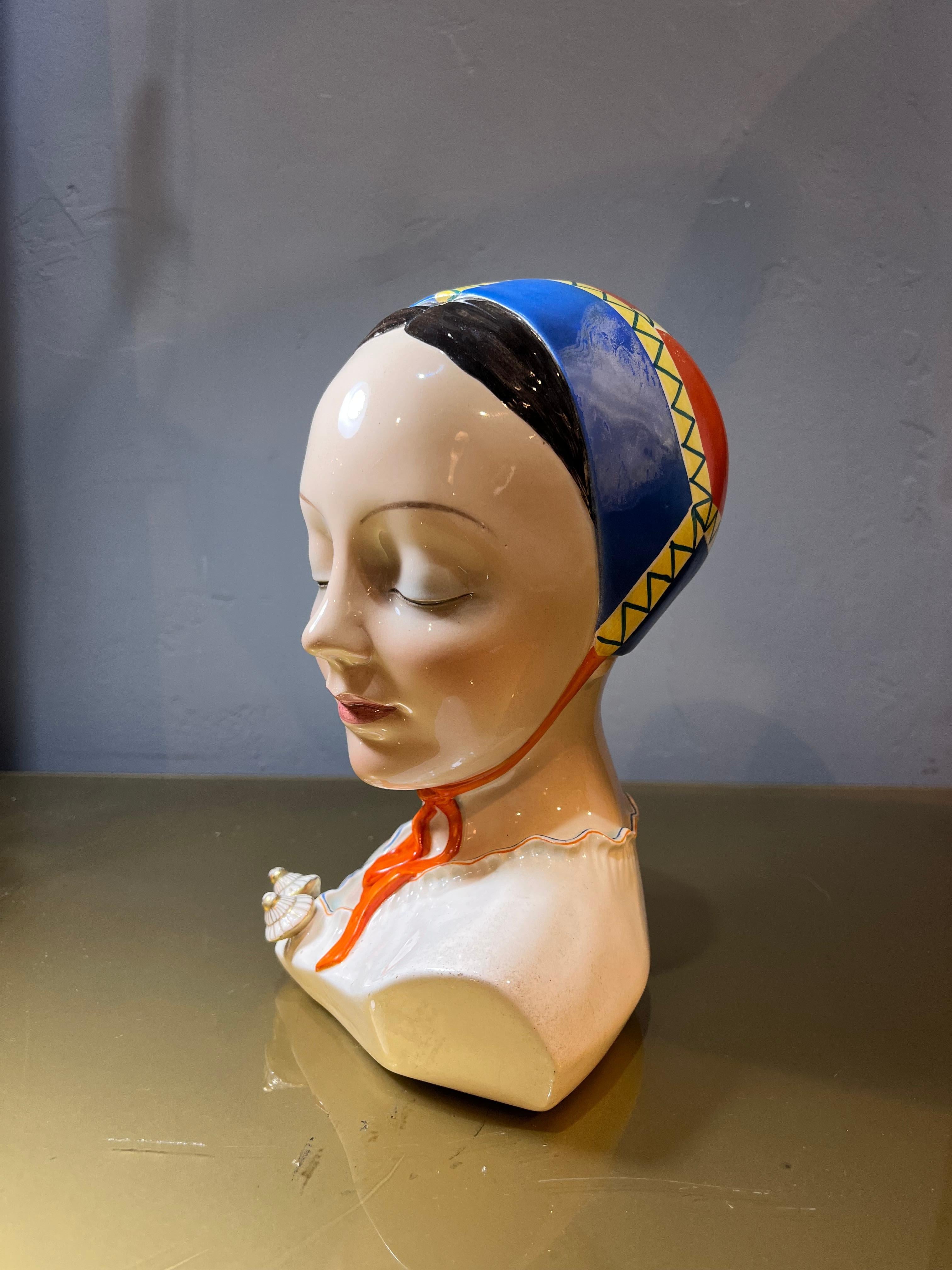 Figurine Lenci des années 30 en céramique. Produit en bon état avec une légère usure due à l'âge et à l'utilisation. En 1927, Lenci a commencé à ajouter à ses célèbres poupées en feutre des créations en céramique, destinées à devenir encore plus