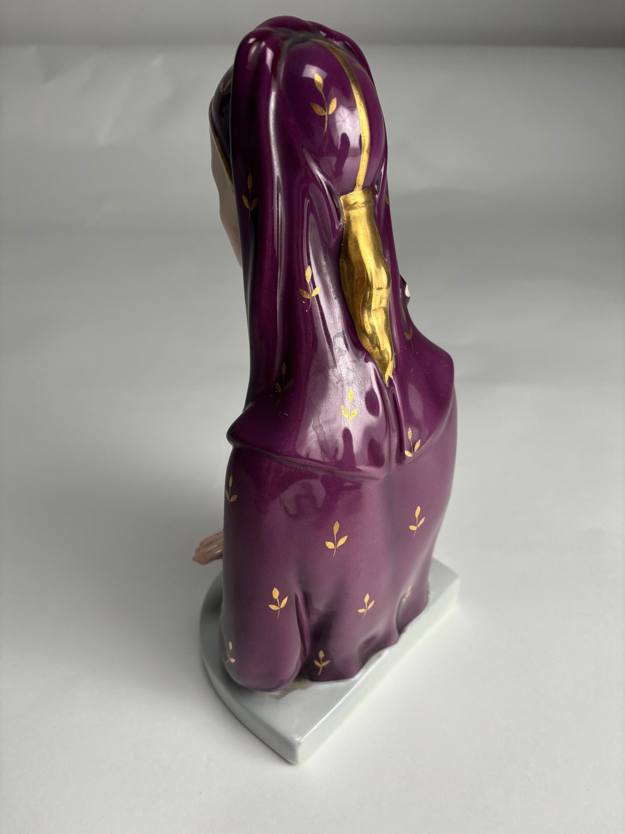 Mid-20th Century Lenci glazed ceramic, Madonna praying, Italy, Turin, 1940s (Signed) For Sale