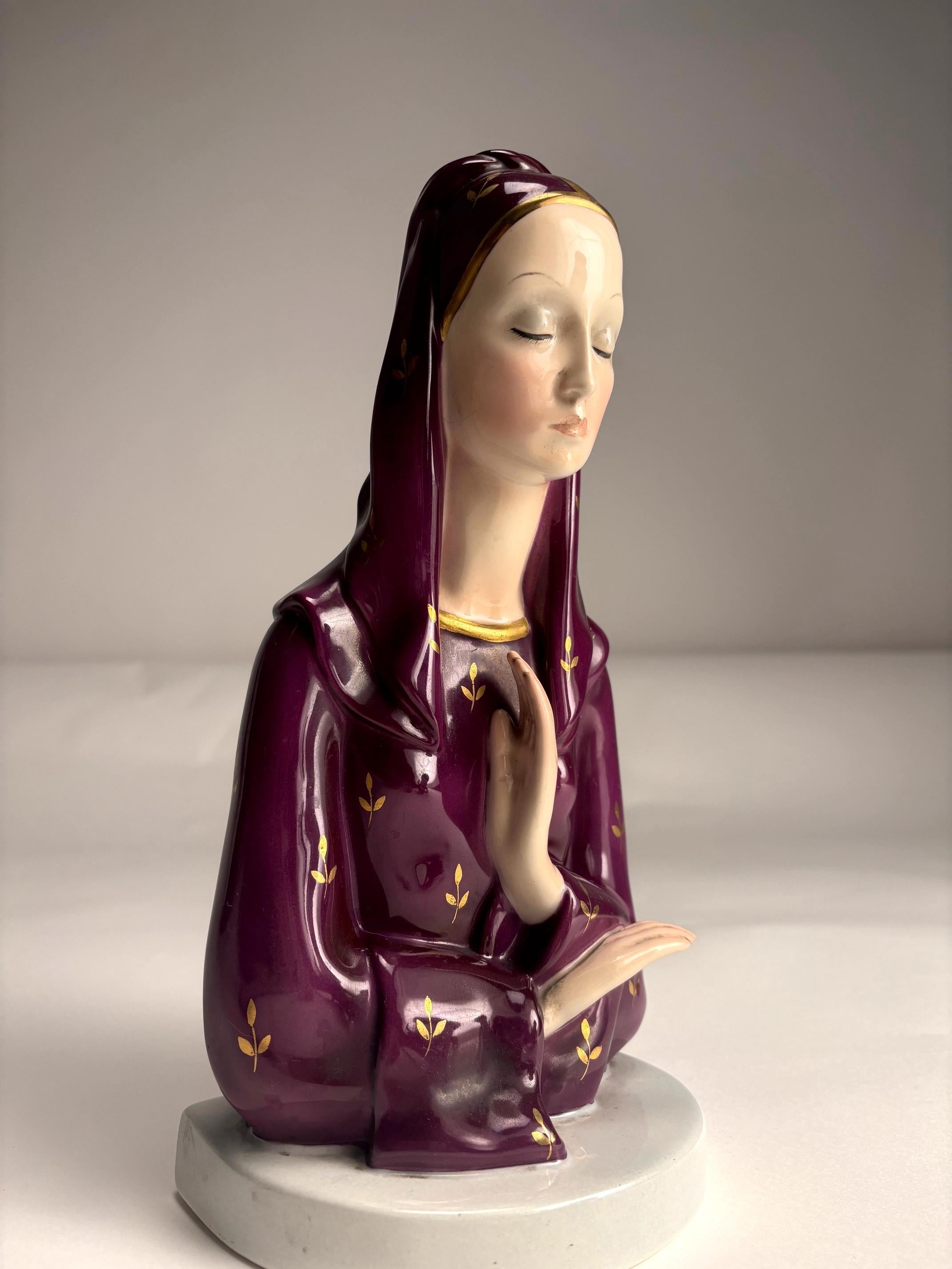 Lenci glazed ceramic, Madonna praying, Italy, Turin, 1940s (Signed) For Sale 1