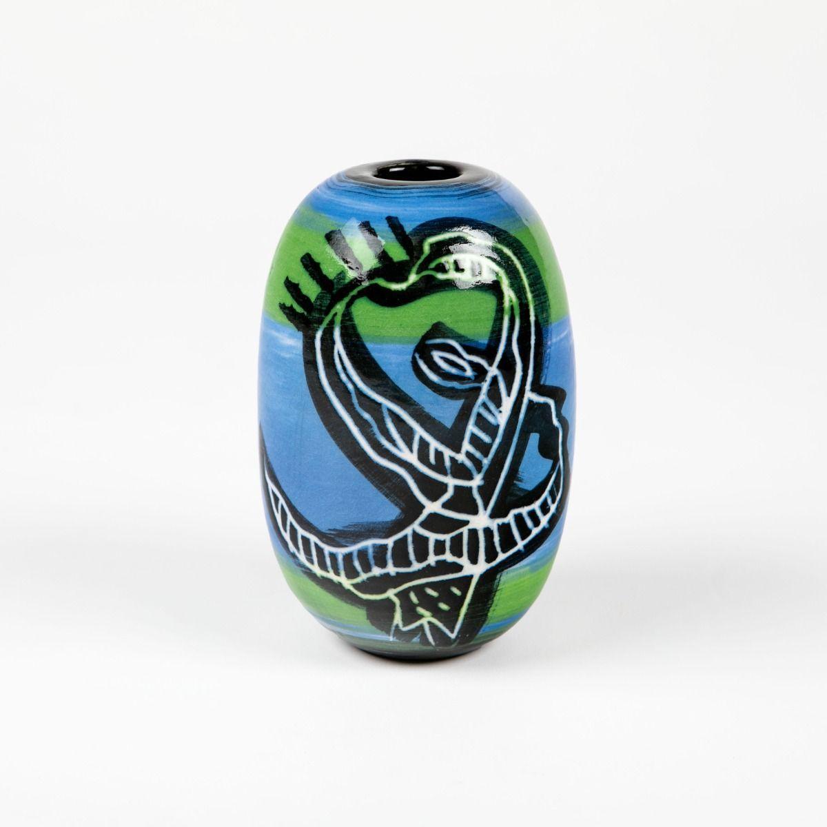 Lene Regius
Vase en céramique artisanale émaillée de couleurs bleu et vert et motif graphique en noir et blanc.
Hauteur : 15 cm.
Signé en bas.

Lene Regius est une artiste céramiste danoise dont le travail est souvent inspiré par la culture
