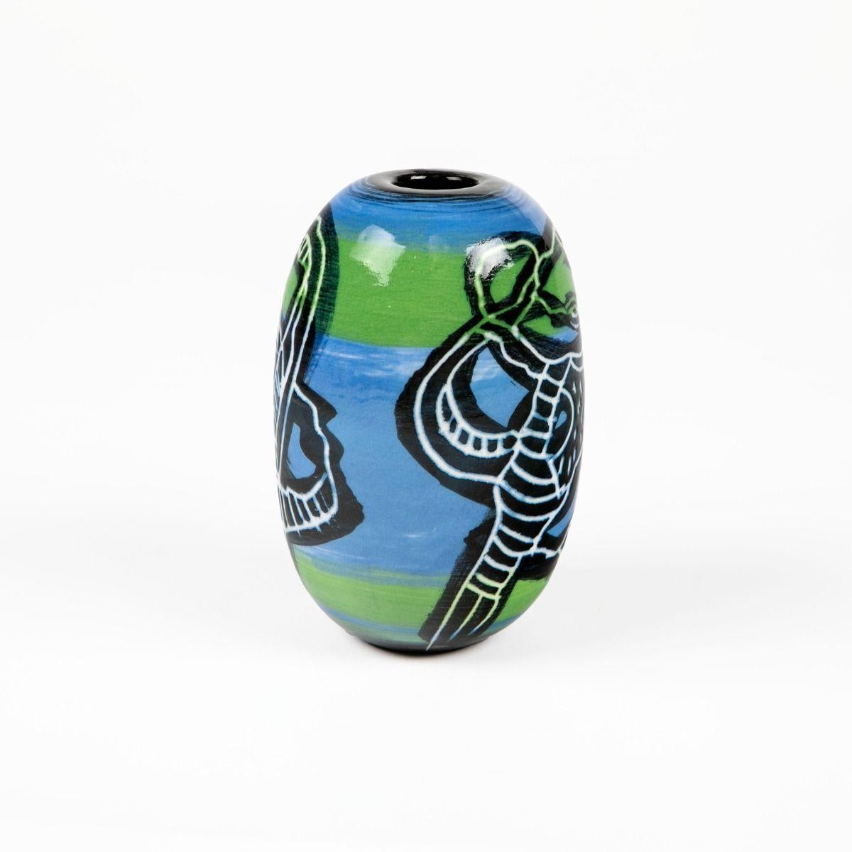 Moderne Vase artisanal Lene Regius avec glaçure bleu-vert et motif graphique en vente