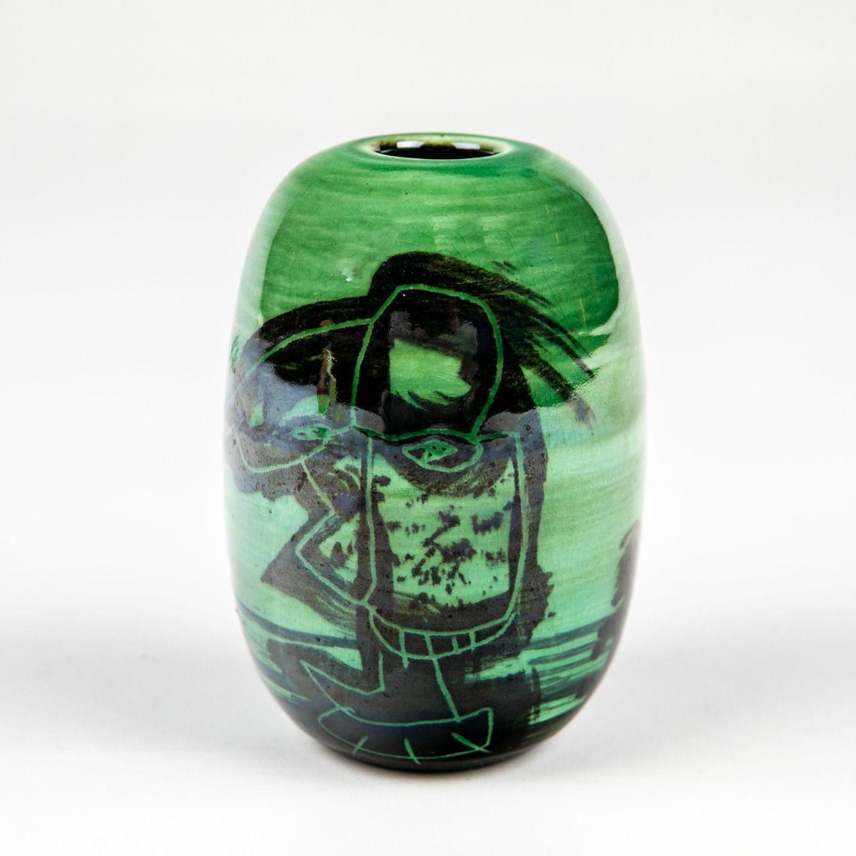 Lene Regius
Handcrafted ceramic vase with a green glaze and graphic motif.
Height: 11 cm.
Signed on the bottom.

Lene Regius is a Danish ceramic artist whose work is often inspired by African culture. Her ceramics blend raw, hand-drawn motifs with