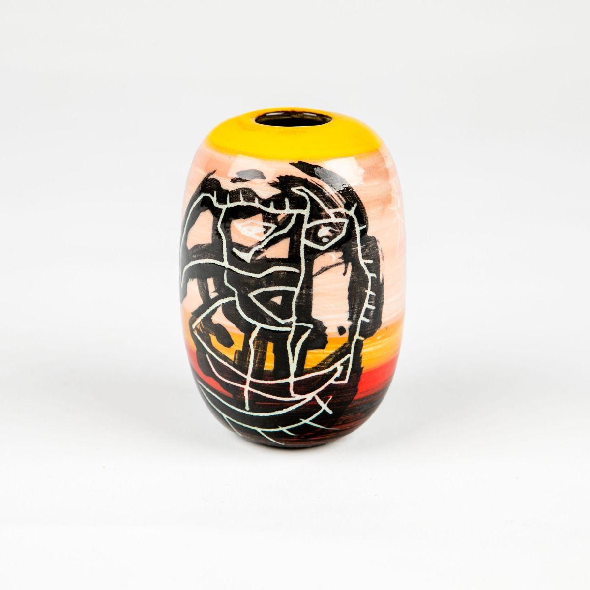 Vaso in ceramica lavorato a mano e smaltato nei colori corallo, rosso e giallo con un motivo grafico in bianco e nero. Altezza: 11,5 cm.
Firmato in basso.

 

Lene Regius è un'artista danese della ceramica il cui lavoro è spesso ispirato alla