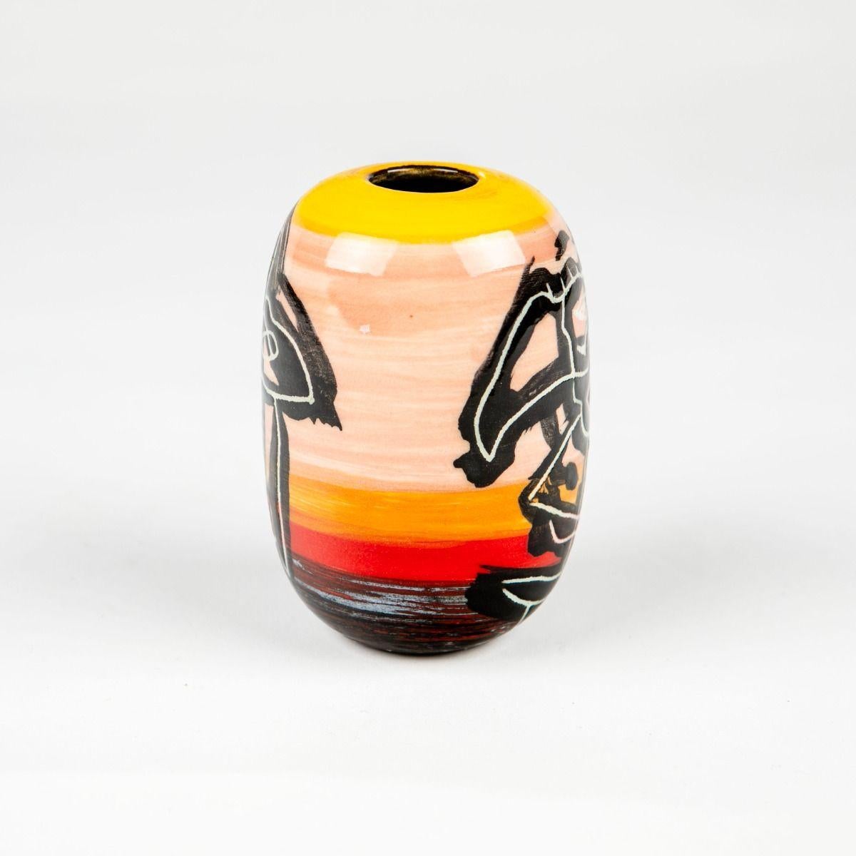 Moderno Lene Regius piccolo Vaso artigianale in ceramica con smalto giallo e motivo grafico in vendita