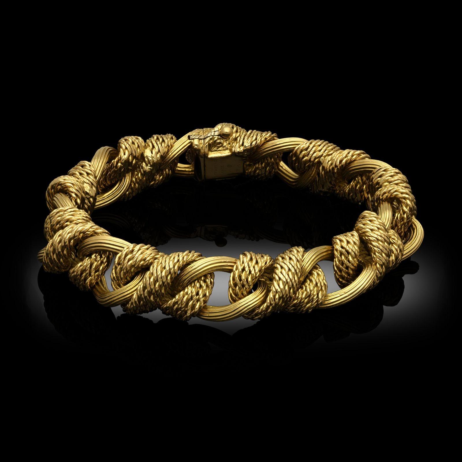 Ein Armband aus Gelbgold, hergestellt von Georges Lenfant für Tiffany & Co. um 1960. Das Armband aus 18-karätigem Gelbgold besteht aus abwechselnden Gliedern aus geriffelten Ovalen, die durch gedrehte goldene 