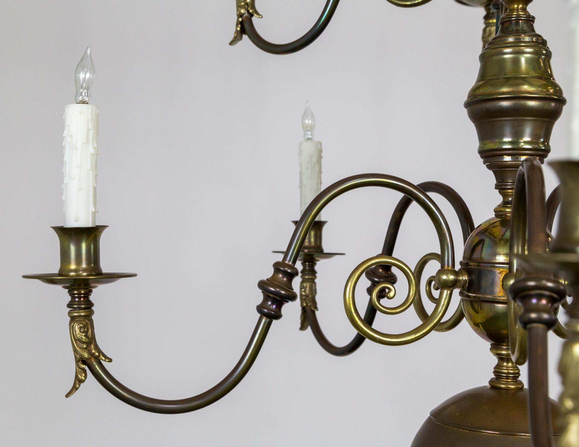 Hoher holländischer Barock-Kerzenleuchter mit zwei Ebenen aus Messing mit Schnörkeln im Angebot 11