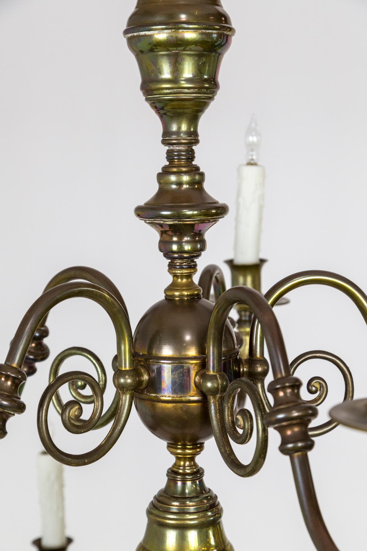 Hoher holländischer Barock-Kerzenleuchter mit zwei Ebenen aus Messing mit Schnörkeln (Frühes 20. Jahrhundert) im Angebot
