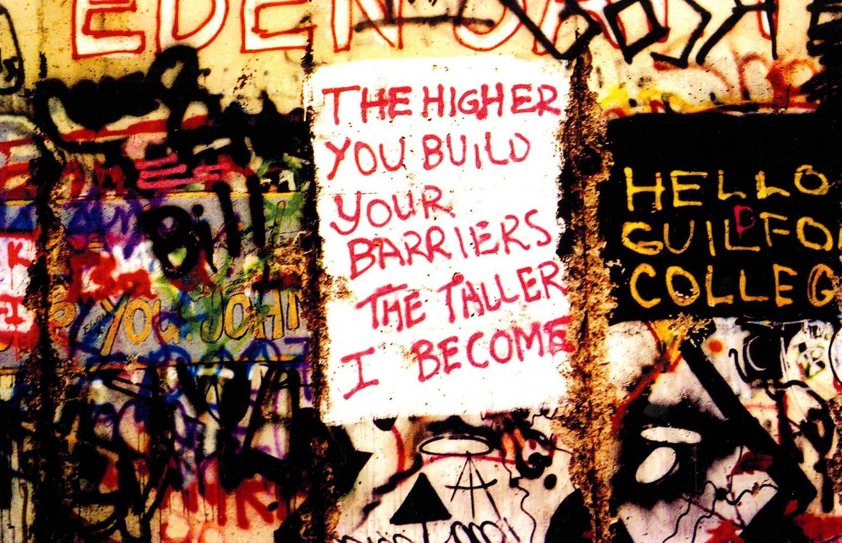 "Plus vous construisez vos barrières, plus je deviens grand".
Le mur de Berlin, 1989 par la légendaire photo journaliste, Leni Sinclair - une artiste éminente de la Fondation Kresge (voir The Guardian UK, 28 janvier 2016) & documentariste légendaire