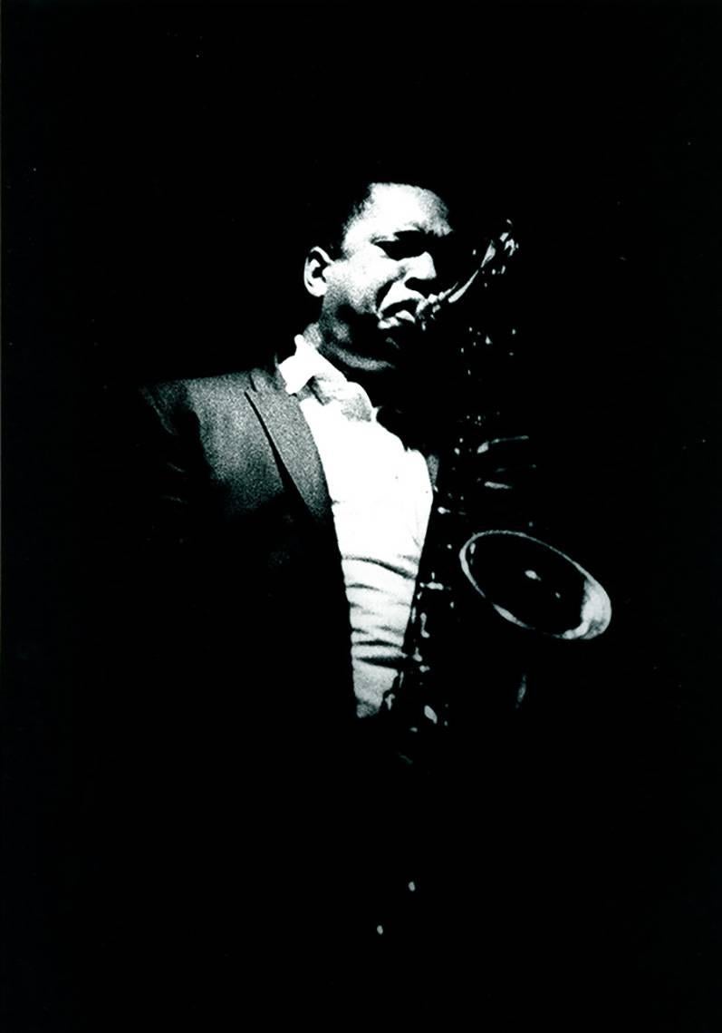 Leni Sinclair John Coltrane photographie 1966 : 
Le grand jazzman John Coltrane sortant de l'ombre : Détroit, Michigan 1966. Une superbe image semblable à une silhouette prise par la célèbre photographe de Détroit Leni Silhouette, artiste éminente