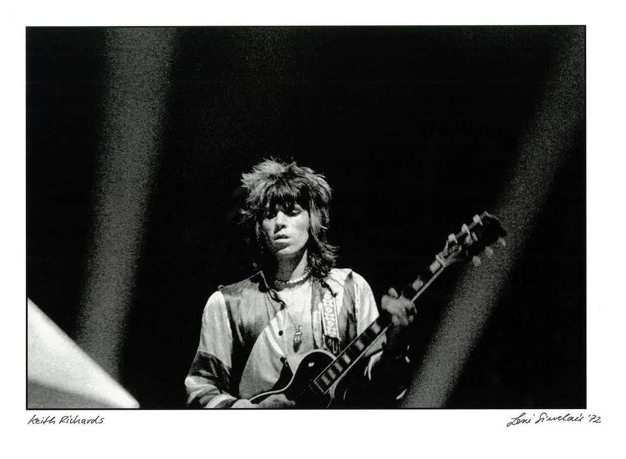 photographie des Rolling Stones de Dtroit 1972 (Keith Richards Rolling Stones) - Noir Figurative Photograph par Leni Sinclair