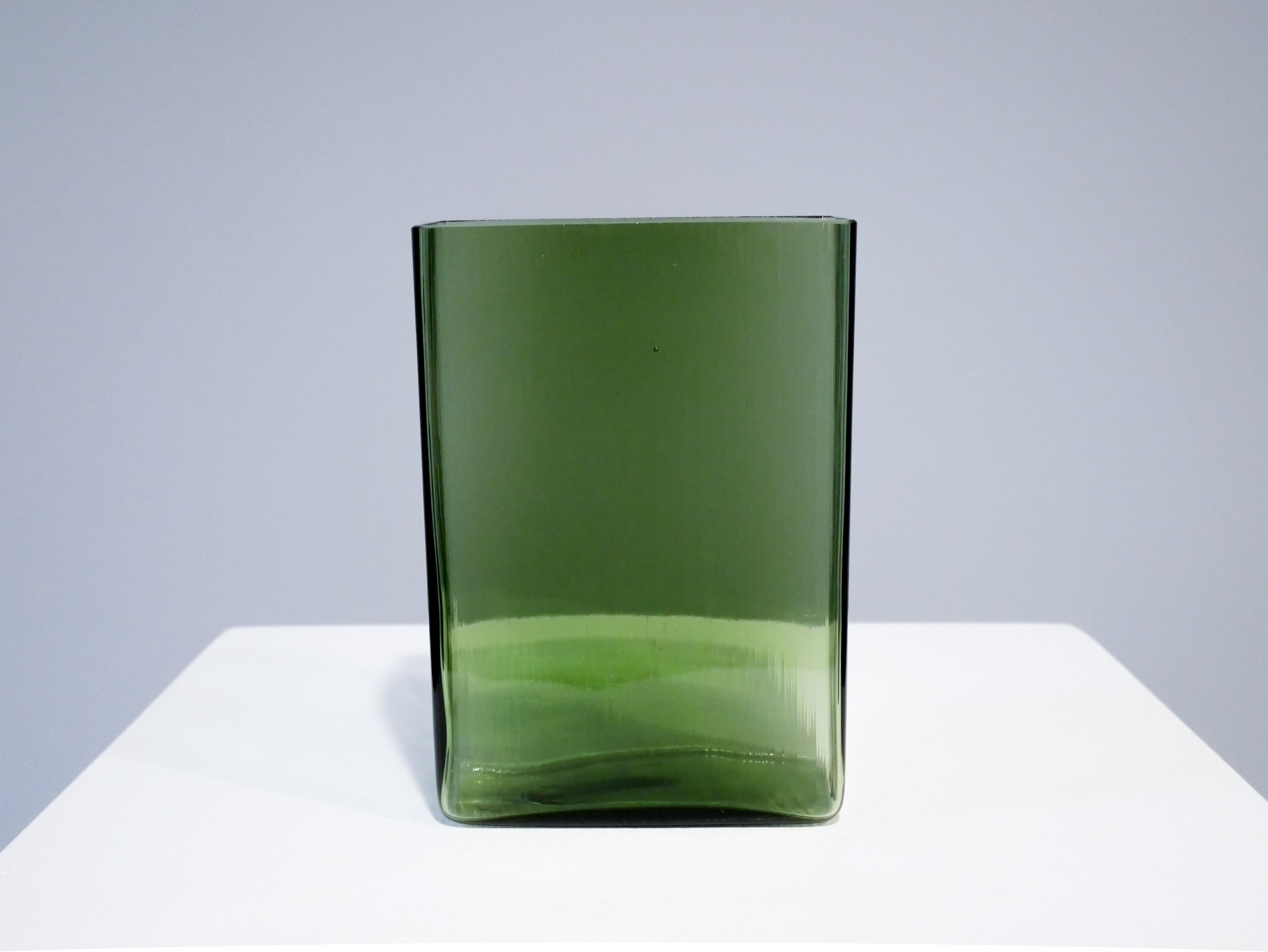 Lennart Andersson Vases Model Isi, Produced by Gullaskruf in Sweden, 1950s In Good Condition For Sale In Helsingborg, Skåne