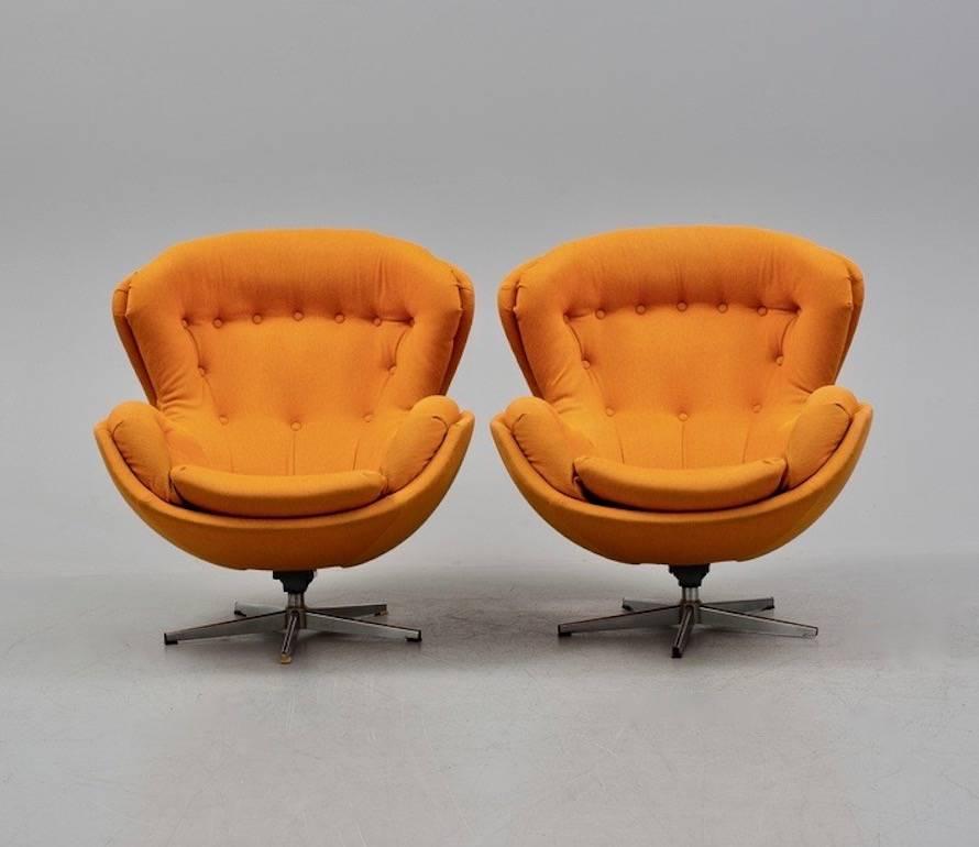 Pair of lounge chairs designed by Lennart Bender and manufactured by Ulferts in the 1970s. Original orange fabric upholstery. Very comfortable.