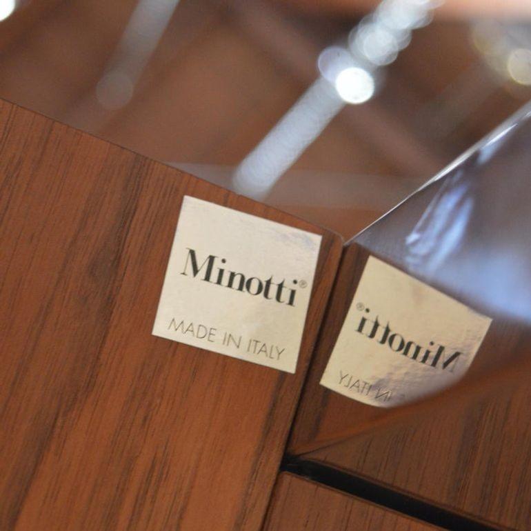 Il Tavolo da pranzo Lennon di Minotti, disegnato da Rodolfo Dordoni, è una miscela magistrale di eleganza moderna e raffinatezza architettonica. Questo sofisticato tavolo è caratterizzato da un elegante piano sostenuto da gambe in metallo cromato