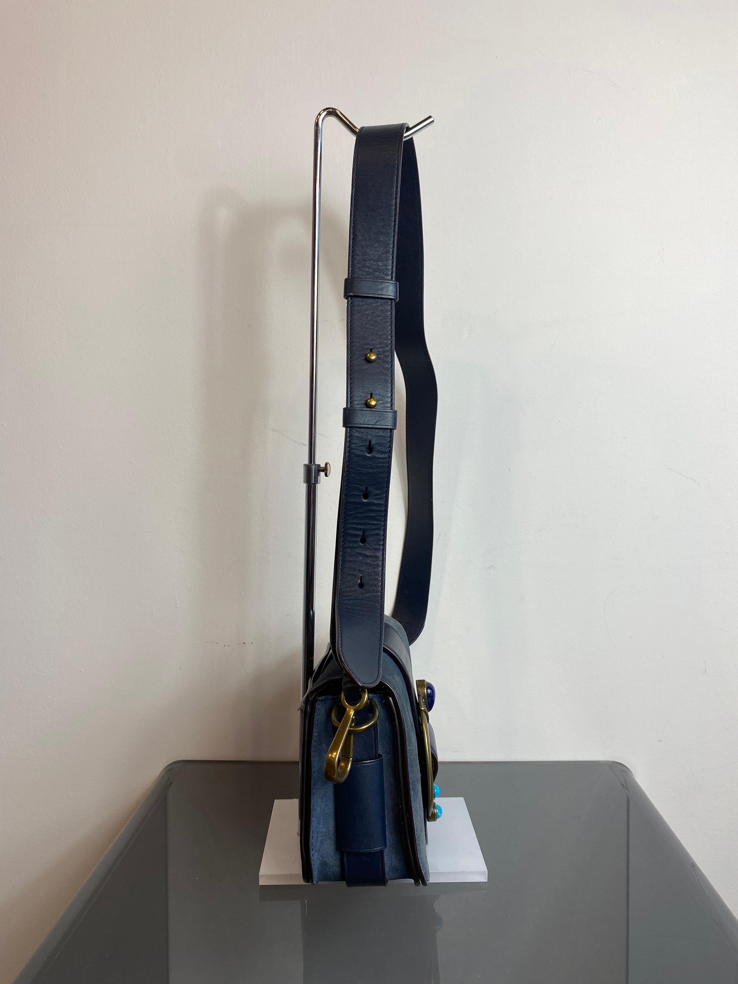 Borsa a tracolla Polo Ralph Lauren blu in pelle scamosciata con dettagli metallici dorati.
Chiusura a frizione.
Con tre scomparti interni e una tasca esterna. 
Presenta i normali segni di usura come da foto ma è in ottime condizioni. 
Con
