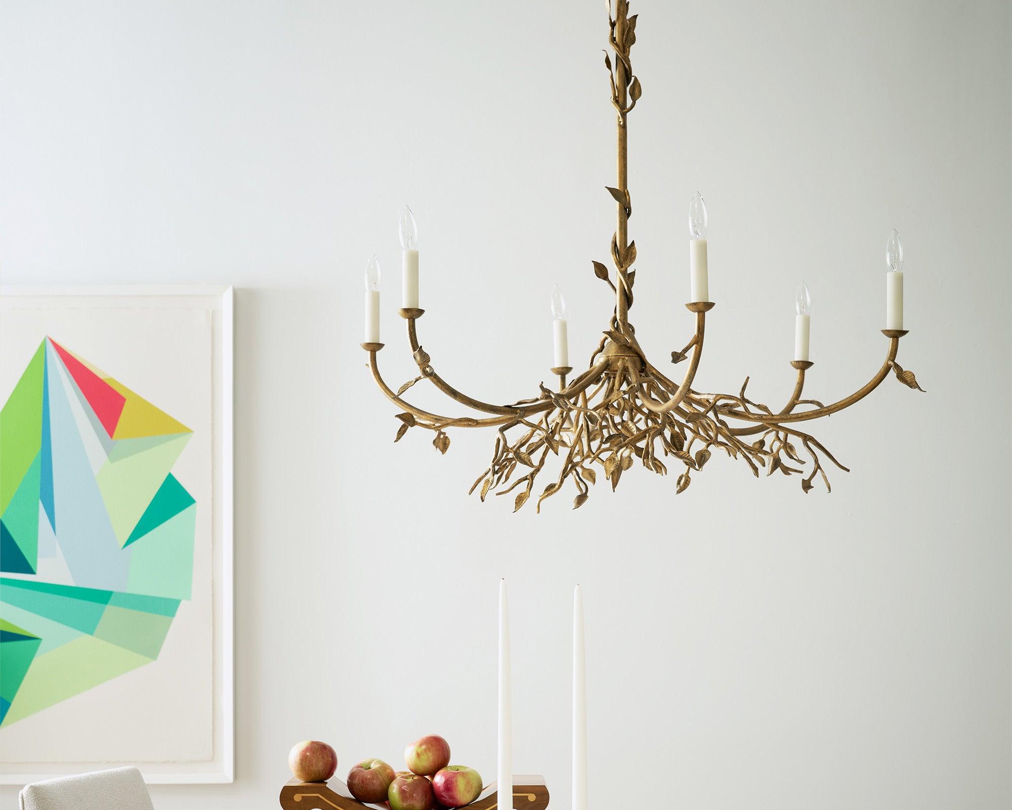 Avec une forme classique modifiée par une silhouette plus contemporaine, le lustre Silhouette offre un look intemporel qui se déplacera sans effort d'une pièce à l'autre. Une variété de feuilles forgées émerge de vignes artisanales, chacune