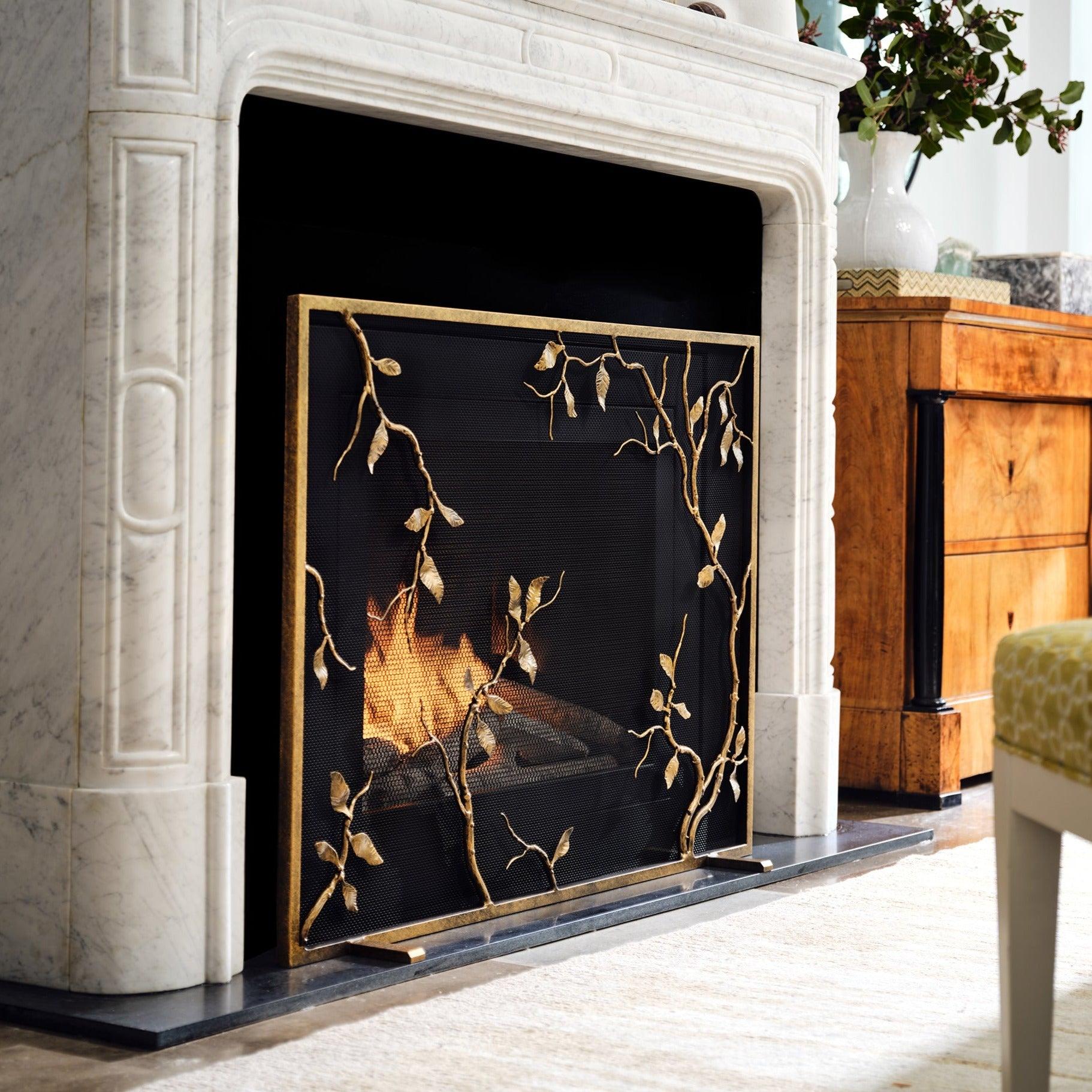 Inspiré par la beauté délicate des feuilles d'automne froissées, l'écran de cheminée Lennox confère un caractère saisonnier à l'endroit le plus douillet de la maison : la cheminée. La beauté des textures créées à la main se retrouve dans ce modèle
