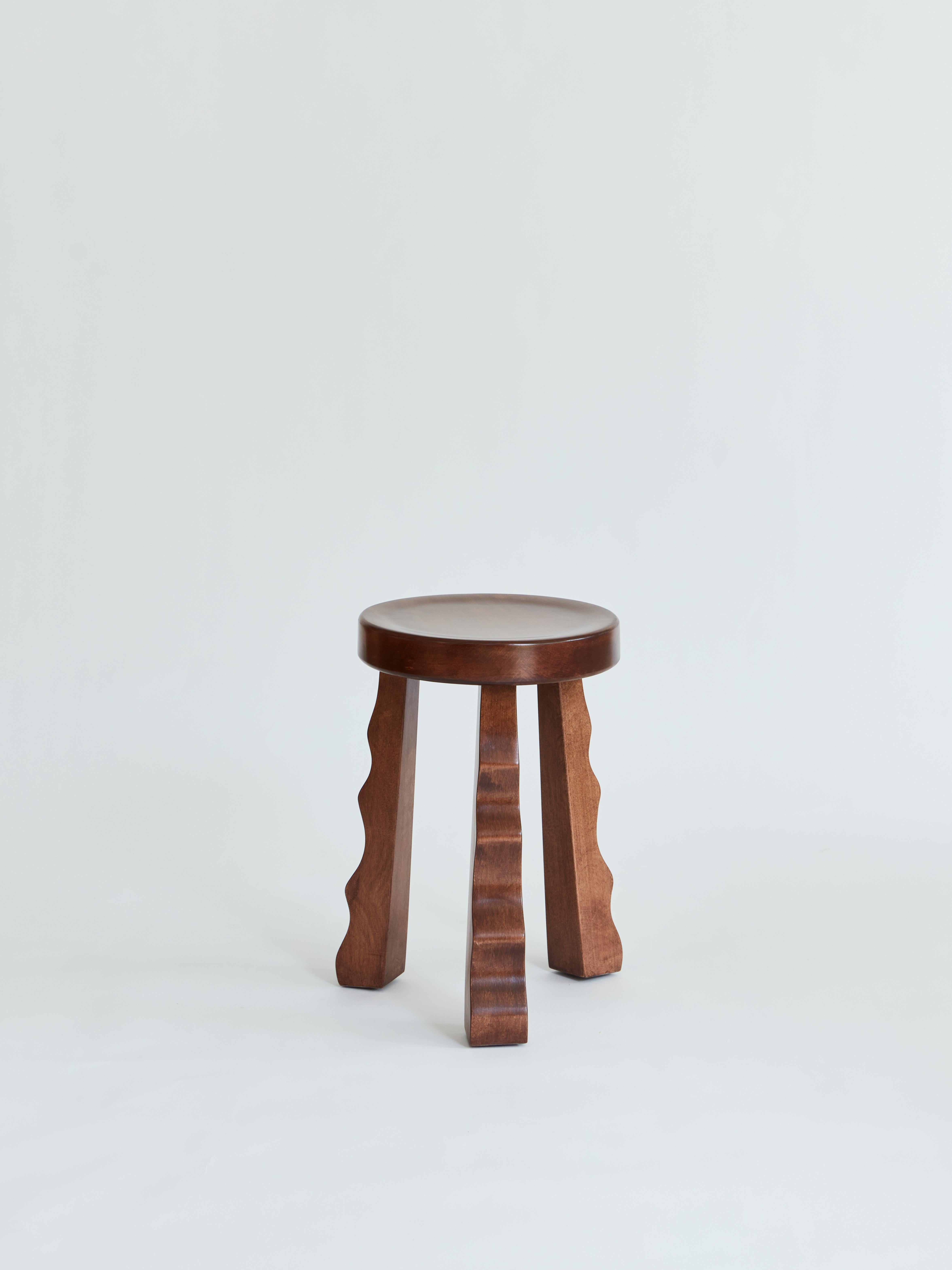 Taburete de madera hecho a medida diseñado por Christian Siriano.

Roble rojo 

Medida: Anchura del asiento: 12
