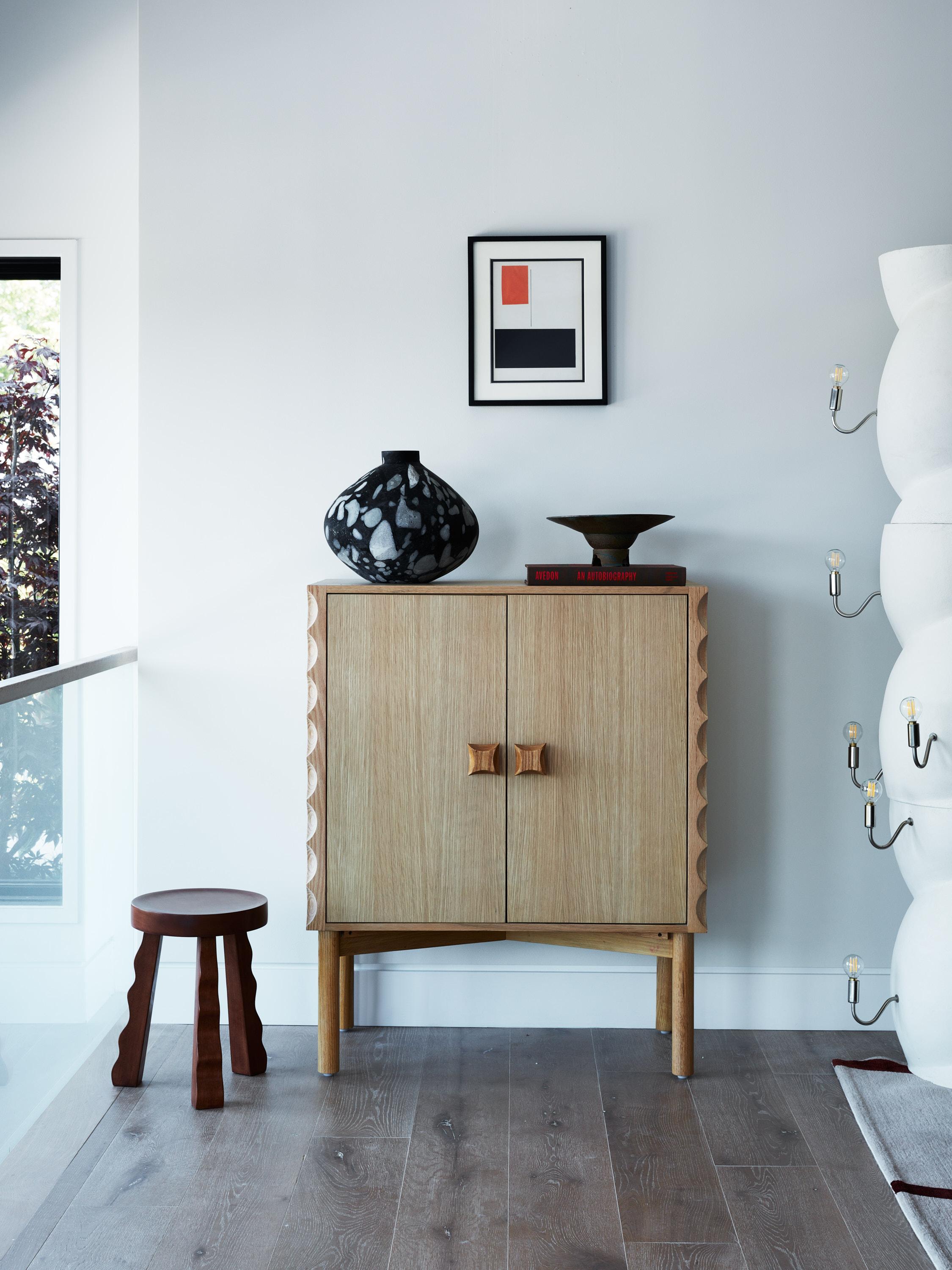 Taburete Lennox, Taburete pequeño de madera de Christian Siriano Estadounidense en venta