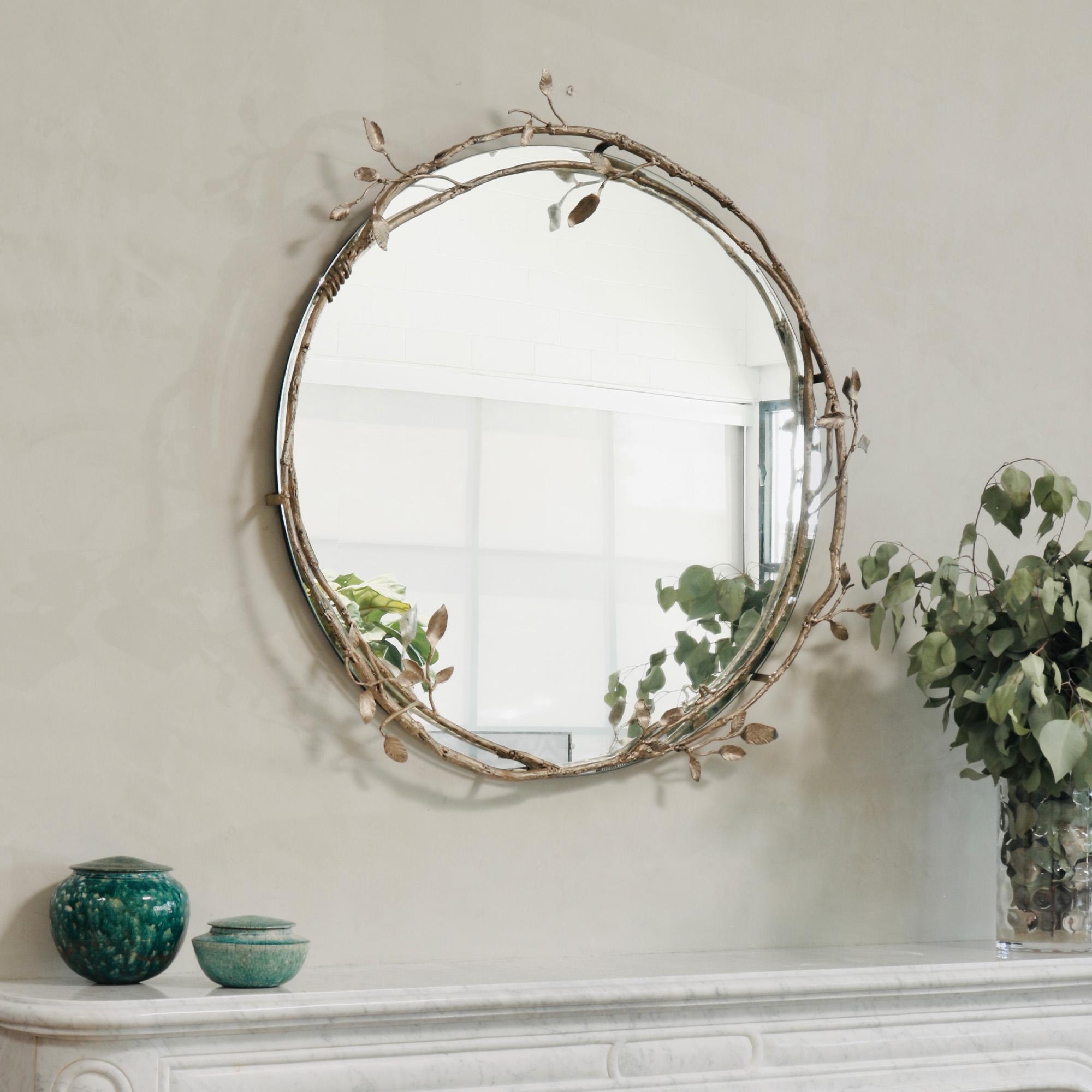 Niché dans l'étreinte de branches méticuleusement travaillées, le miroir Lennox tisse une œuvre d'art métallique unique en son genre dans les espaces de vie. Chaque feuille, œuvre de précision, est disposée avec soin pour révéler des textures