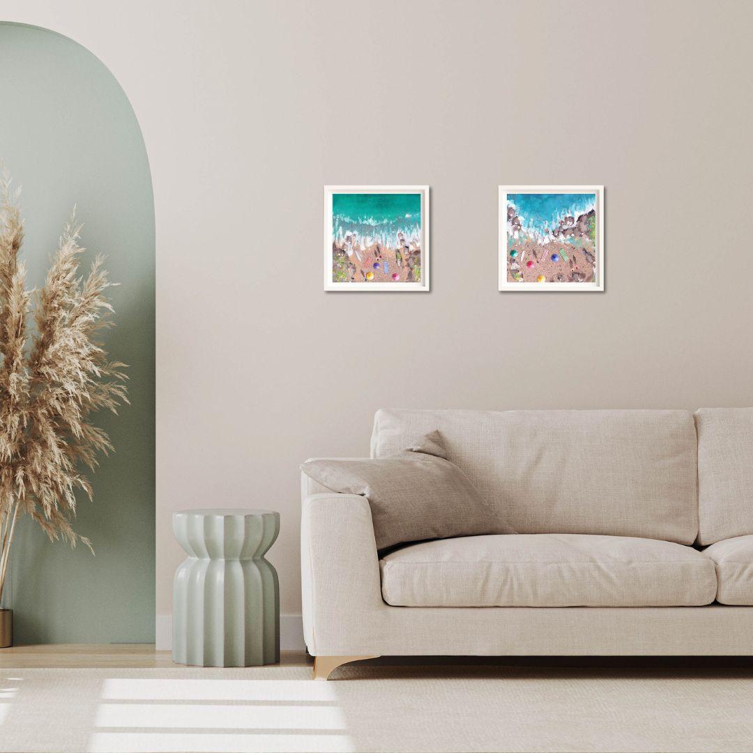 Ein farbenfrohes und lebendiges Luftbild mit türkisfarbenem Wasser und Sonnenschirmen. Dieses Gemälde wurde von der Nordküste Cornwalls inspiriert und in Cornwall gemalt. Lenny Cornforth ist ein zeitgenössischer britischer Künstler, der zwischen