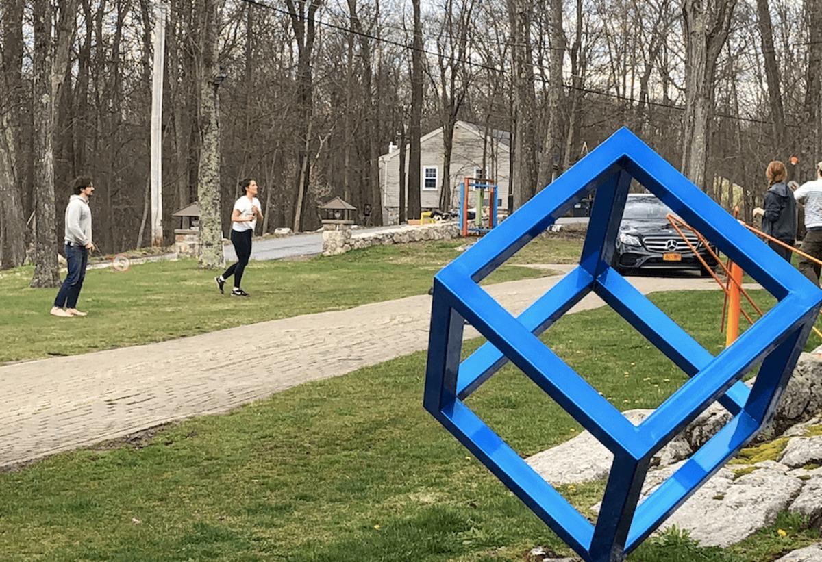 Cube bleu, sculpture abstraite adaptée aux extérieurs, 2021 - Sculpture de Lenny Harrington