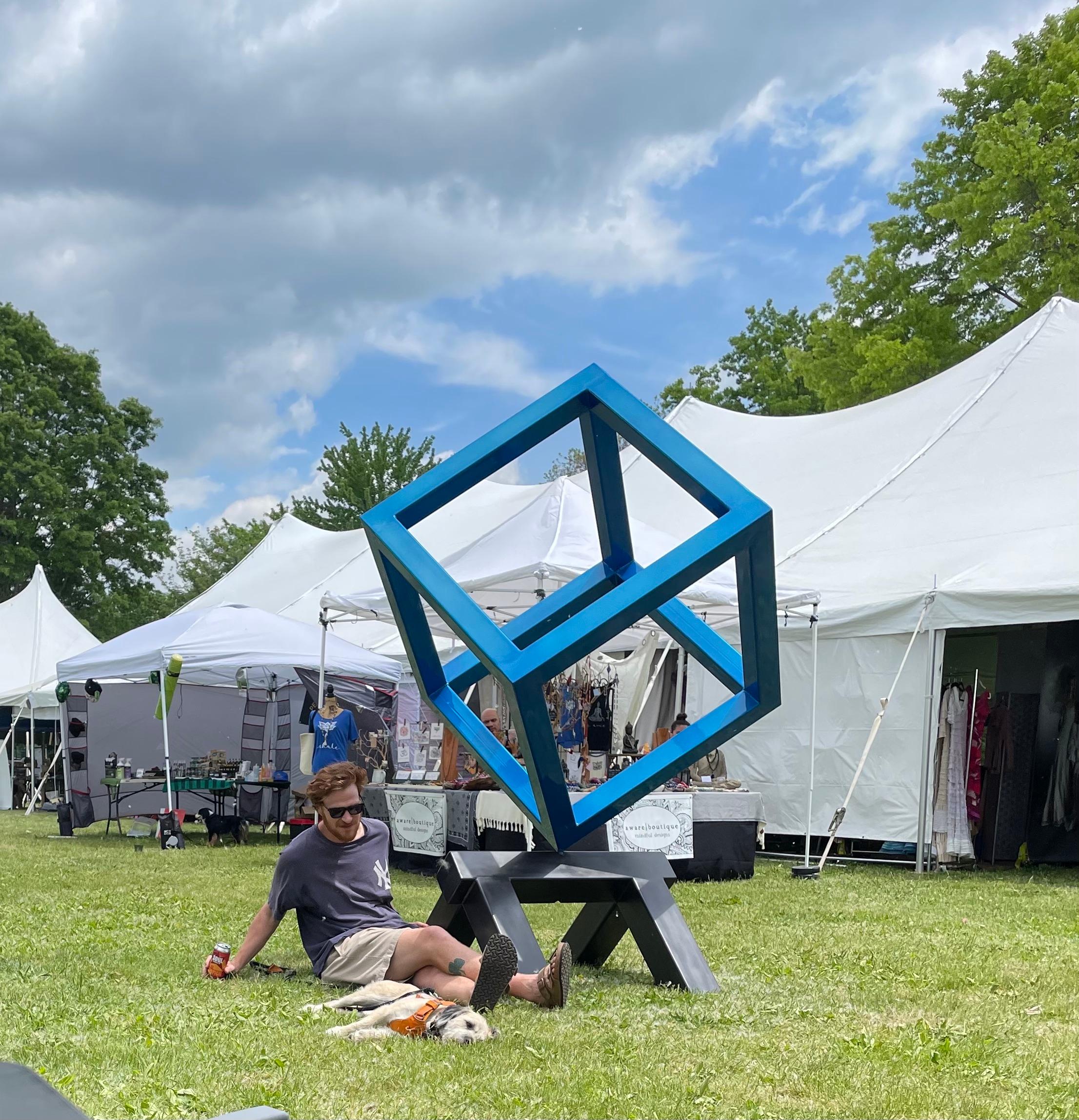 Abstract Sculpture Lenny Harrington - Cube bleu, sculpture abstraite adaptée aux extérieurs, 2021