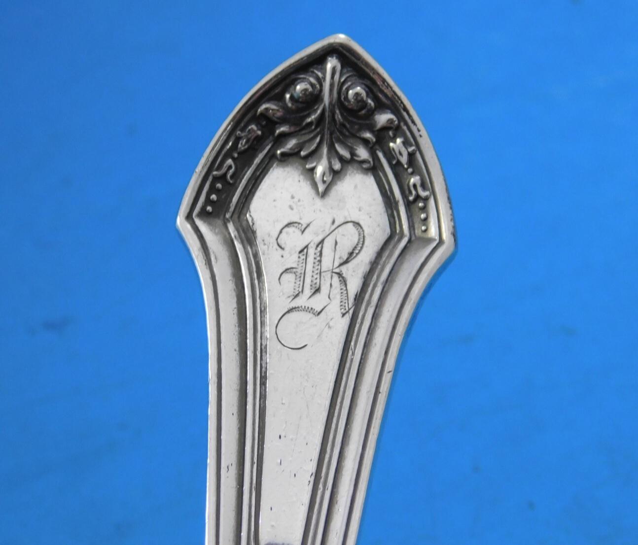 Juego de cubiertos de plata de ley Lenox by Durgin - 63 piezas. Este juego incluye:

8 Cuchillos con hojas romas de acero inoxidable, 8 1/2 pulg.
8 Tenedores, 7 1/4