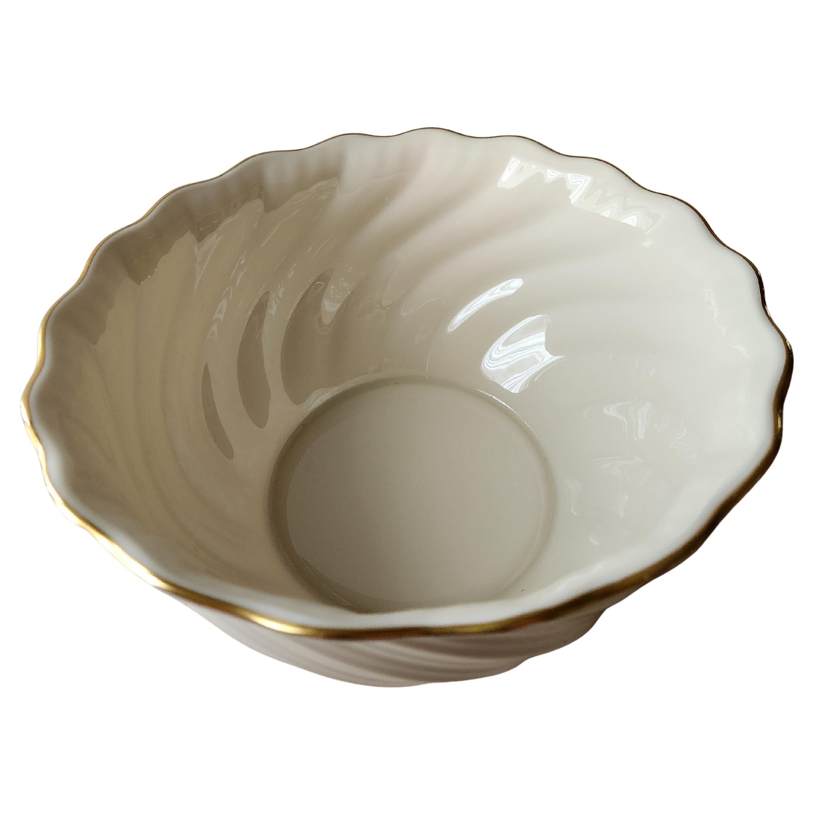 by LENOX
Estate collection swirled ivory Vegetable Bowl gold trim
Richmond Collection made in USA
8.25 x 4h
Preowned very good condition
Refer to images