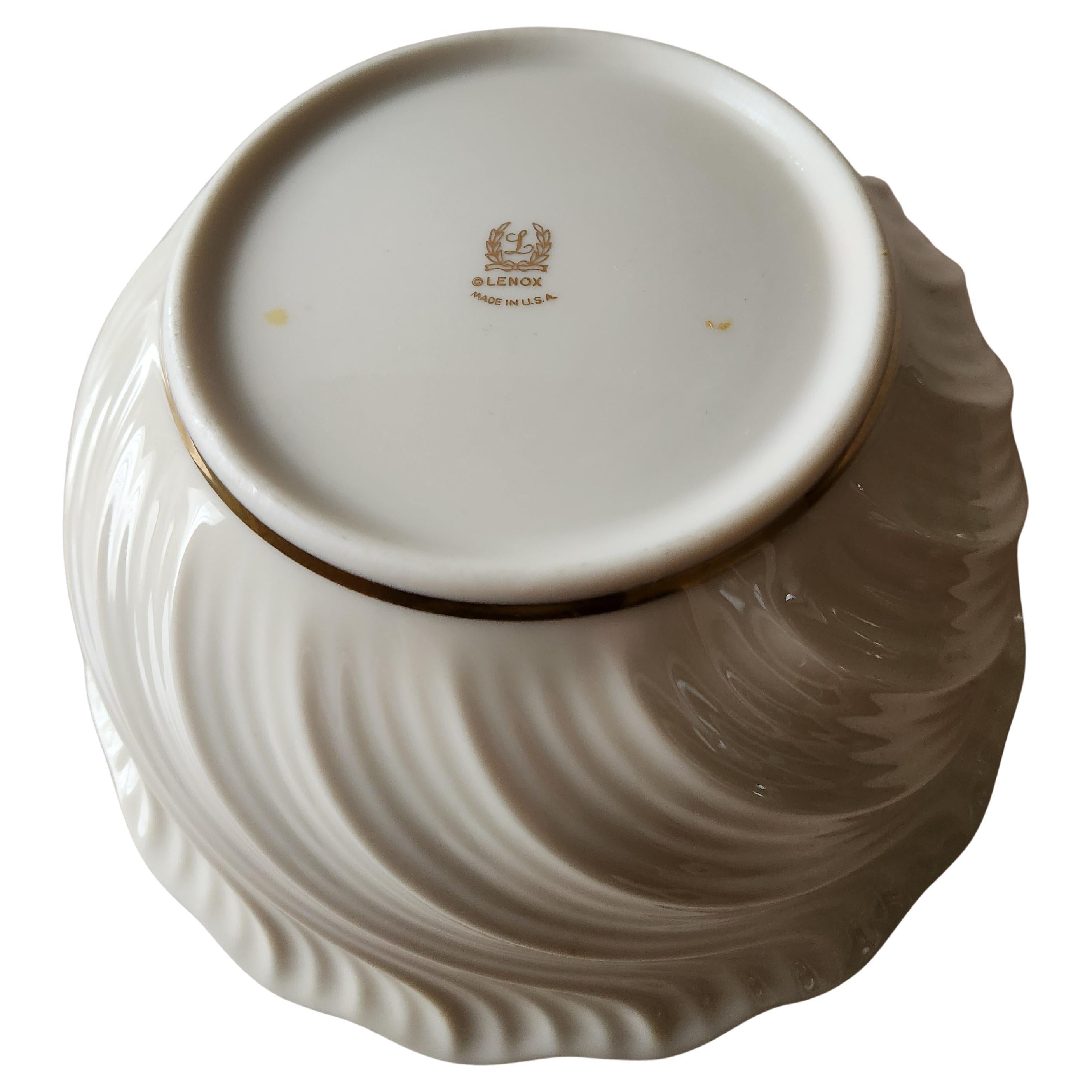 Lenox Elegant Vegetable Bowl Swirled Ivory Gold Trim In Good Condition For Sale In Chula Vista, CA